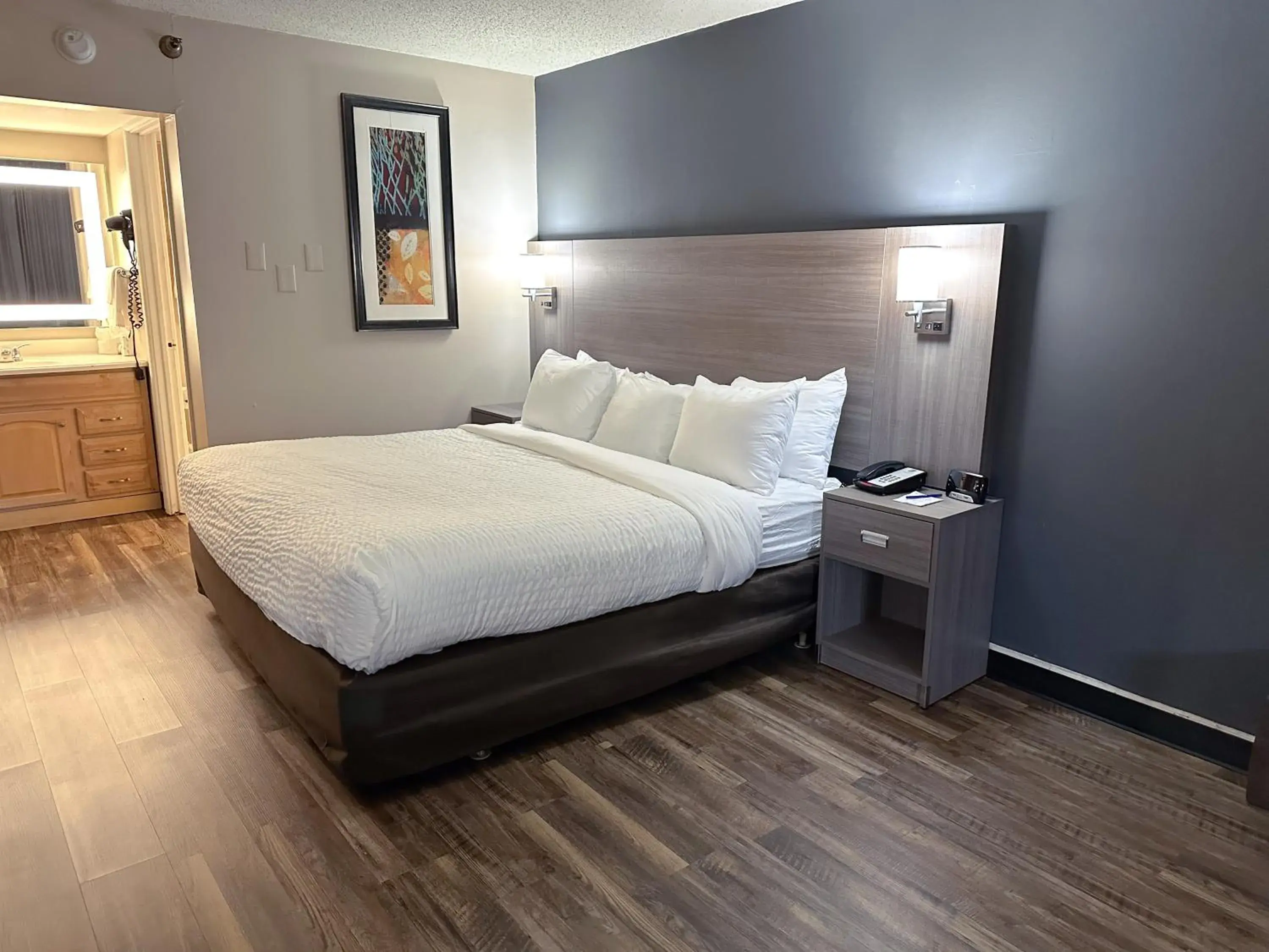 Efficiency King Room Accessible Tub - Accessible/Non-Smoking in Clarion Inn Efficiency King Room Accessible Tub - Accessible/Non-Smoking in Clarion Inn