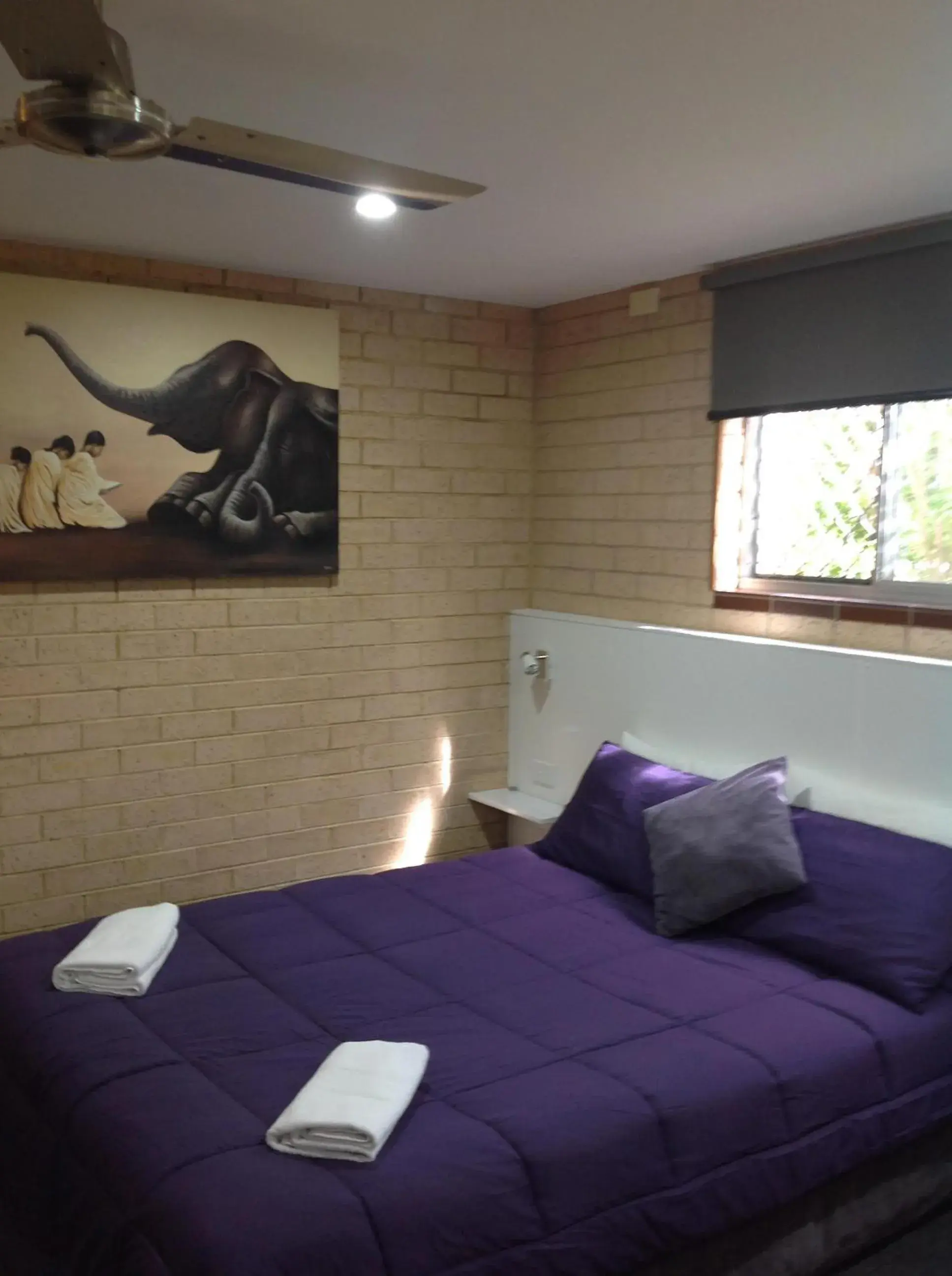 Queen Room in Avlon Gardens Motel Queen Room in Avlon Gardens Motel