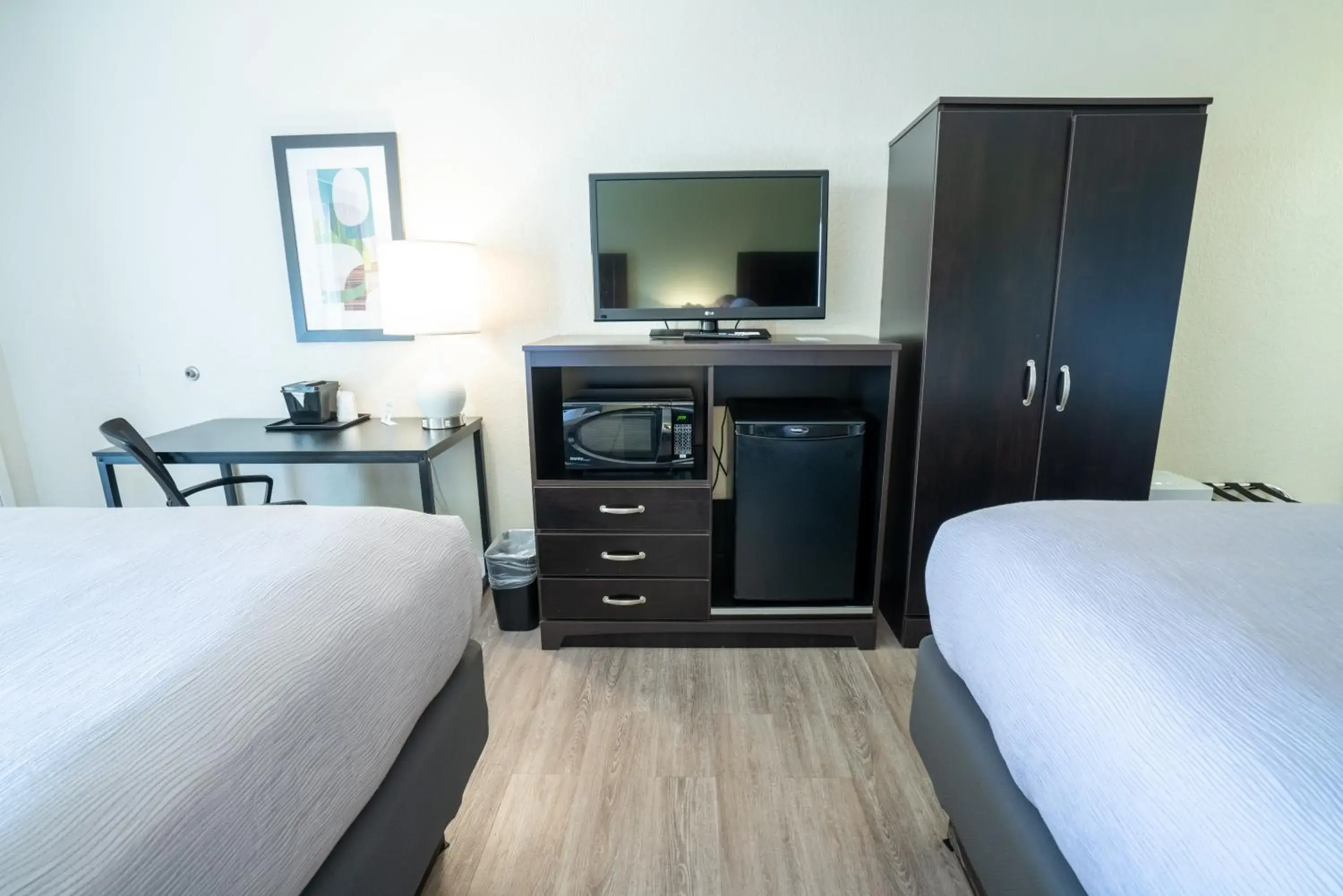 Queen Room - Accessible/Nonsmoking in Quality Inn Palm Beach International Airport Queen Room - Accessible/Nonsmoking in Quality Inn Palm Beach International Airport