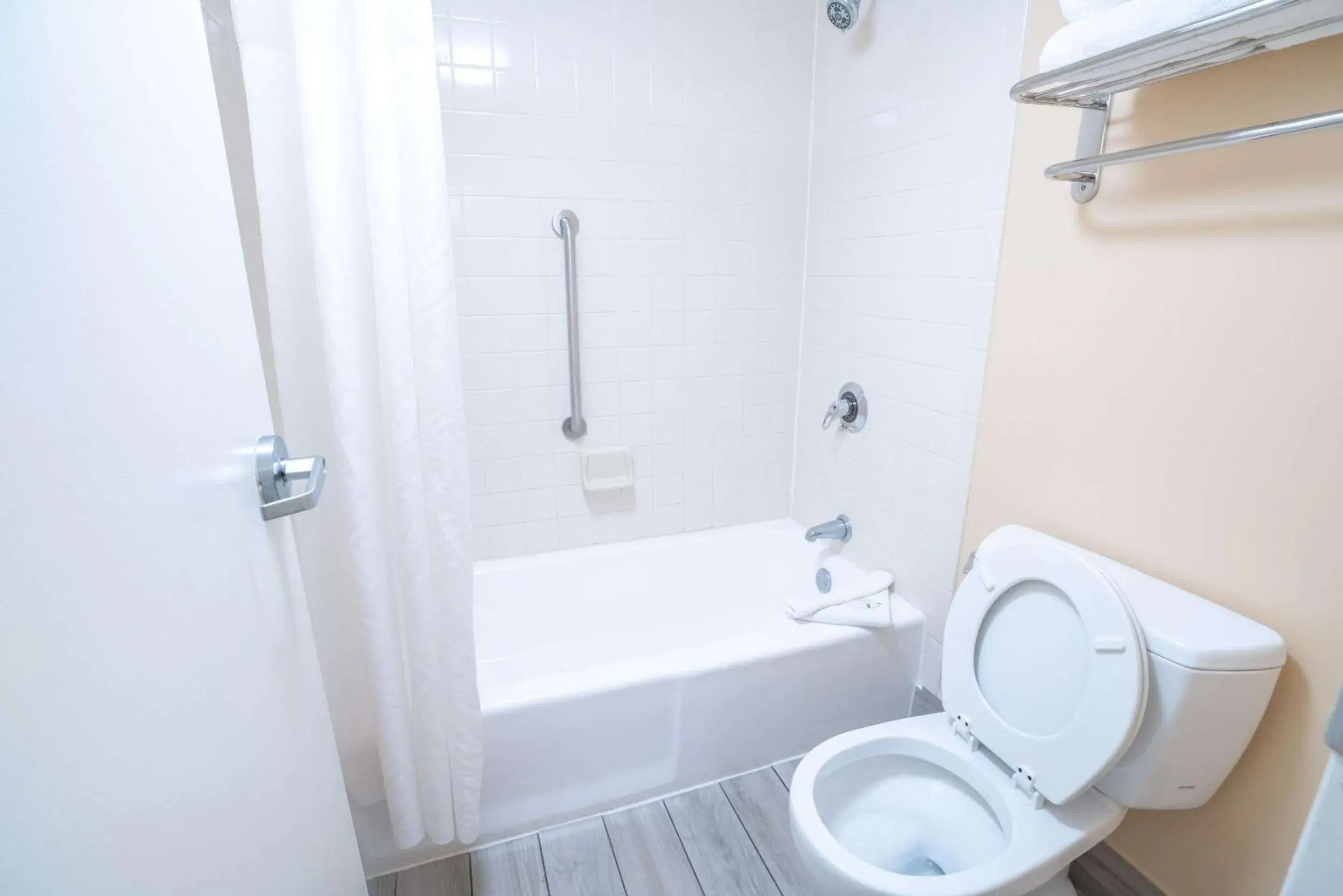 King Room - Non-Smoking in Quality Inn Palm Beach International Airport King Room - Non-Smoking in Quality Inn Palm Beach International Airport