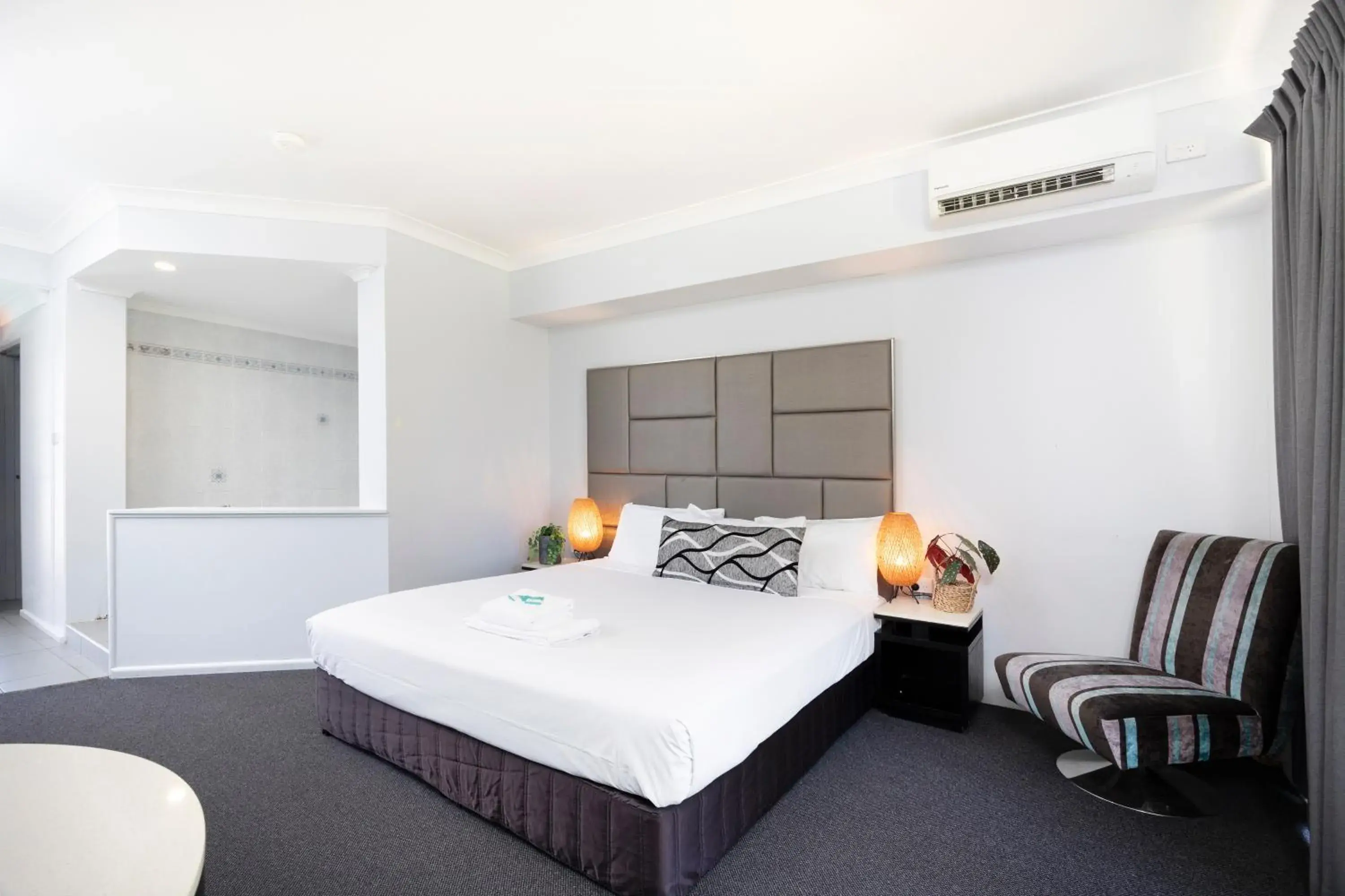 Deluxe Suite with Spa Bath in Island Palms Motor Inn Deluxe Suite with Spa Bath in Island Palms Motor Inn