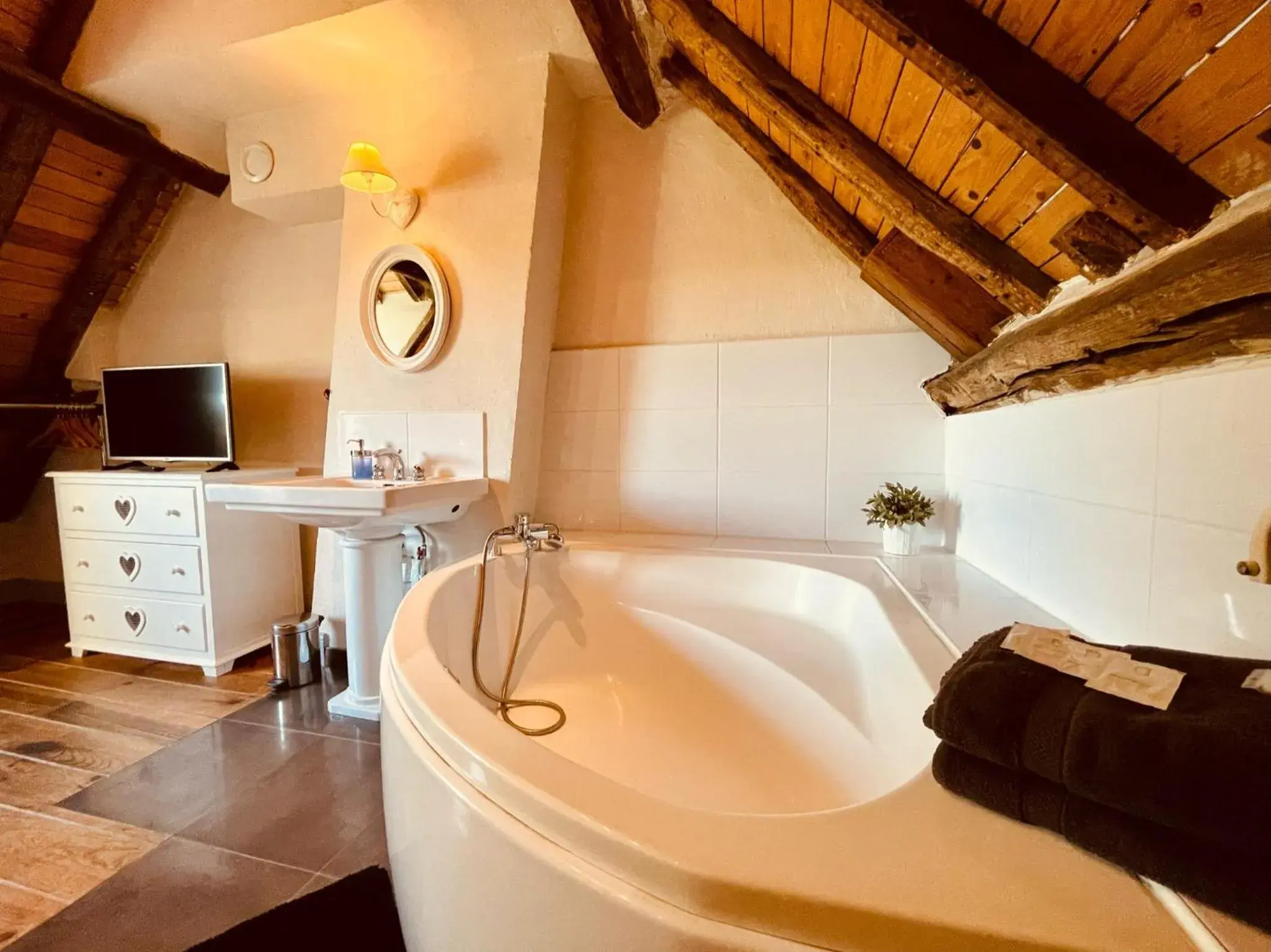 Suite (2 Adults) Glycine in Domaine de la Villa du Moulin de Champie - Plaine de Versailles Suite (2 Adults) Glycine in Domaine de la Villa du Moulin de Champie - Plaine de Versailles