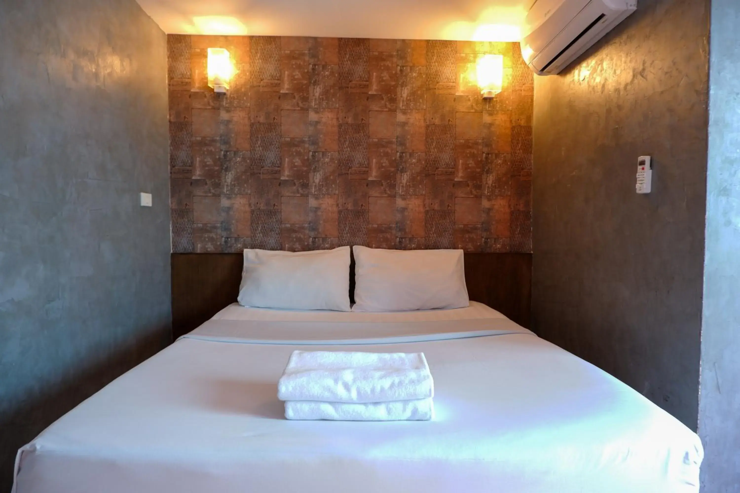 Premium Double Room in 18 Coins Budget Hotel Premium Double Room in 18 Coins Budget Hotel