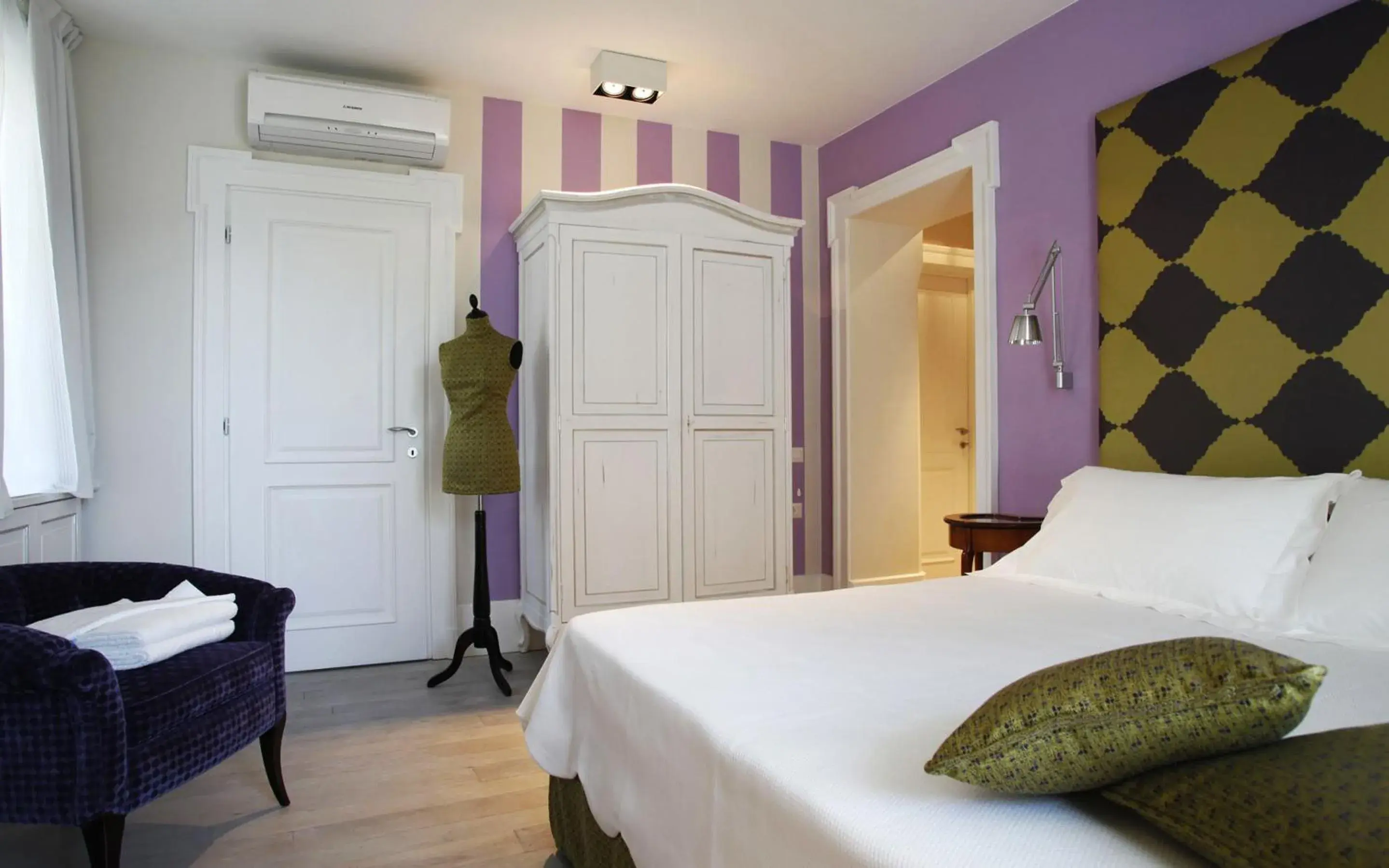 Double Room With Balcony and Partial Lake View in Hotel Arancioamaro Double Room With Balcony and Partial Lake View in Hotel Arancioamaro