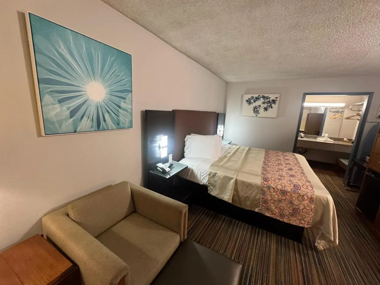 Deluxe King Room - single occupancy in Discovery Inn Lafayette Deluxe King Room - single occupancy in Discovery Inn Lafayette