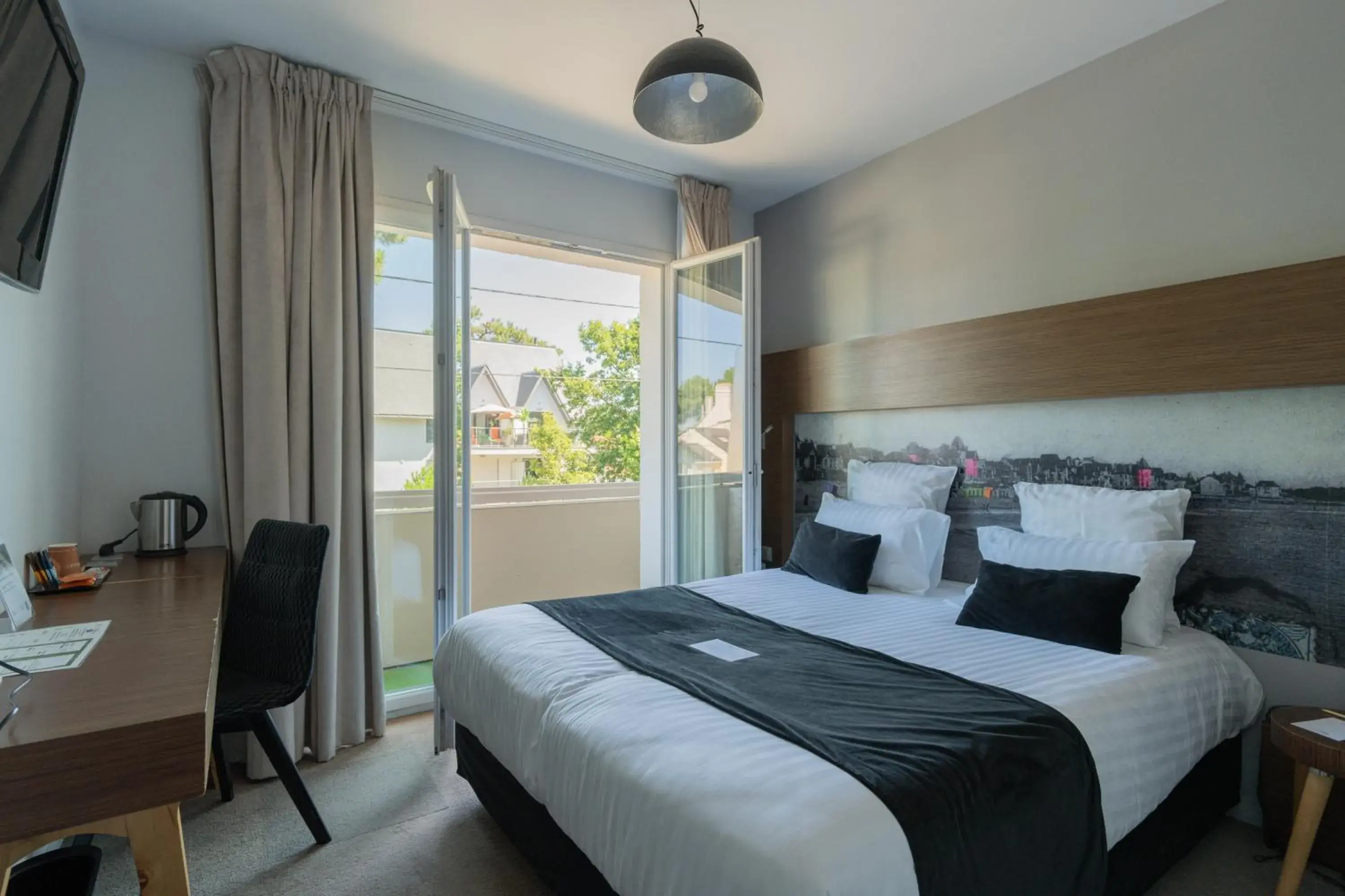 Classic Double Room with Balcony in Best Western Hôtel Garden and Spa Classic Double Room with Balcony in Best Western Hôtel Garden and Spa