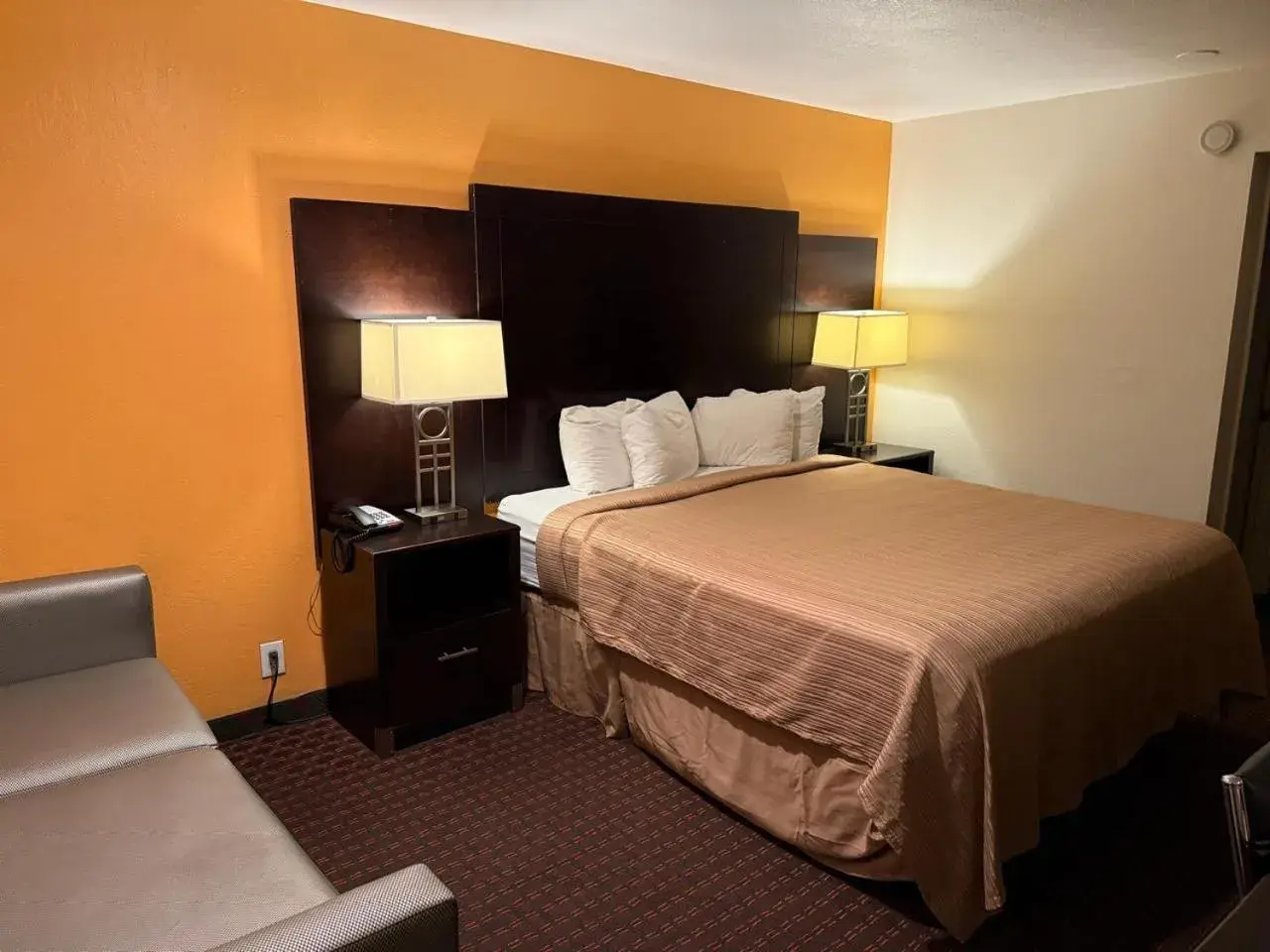 Queen Room in Hollister Inn Queen Room in Hollister Inn