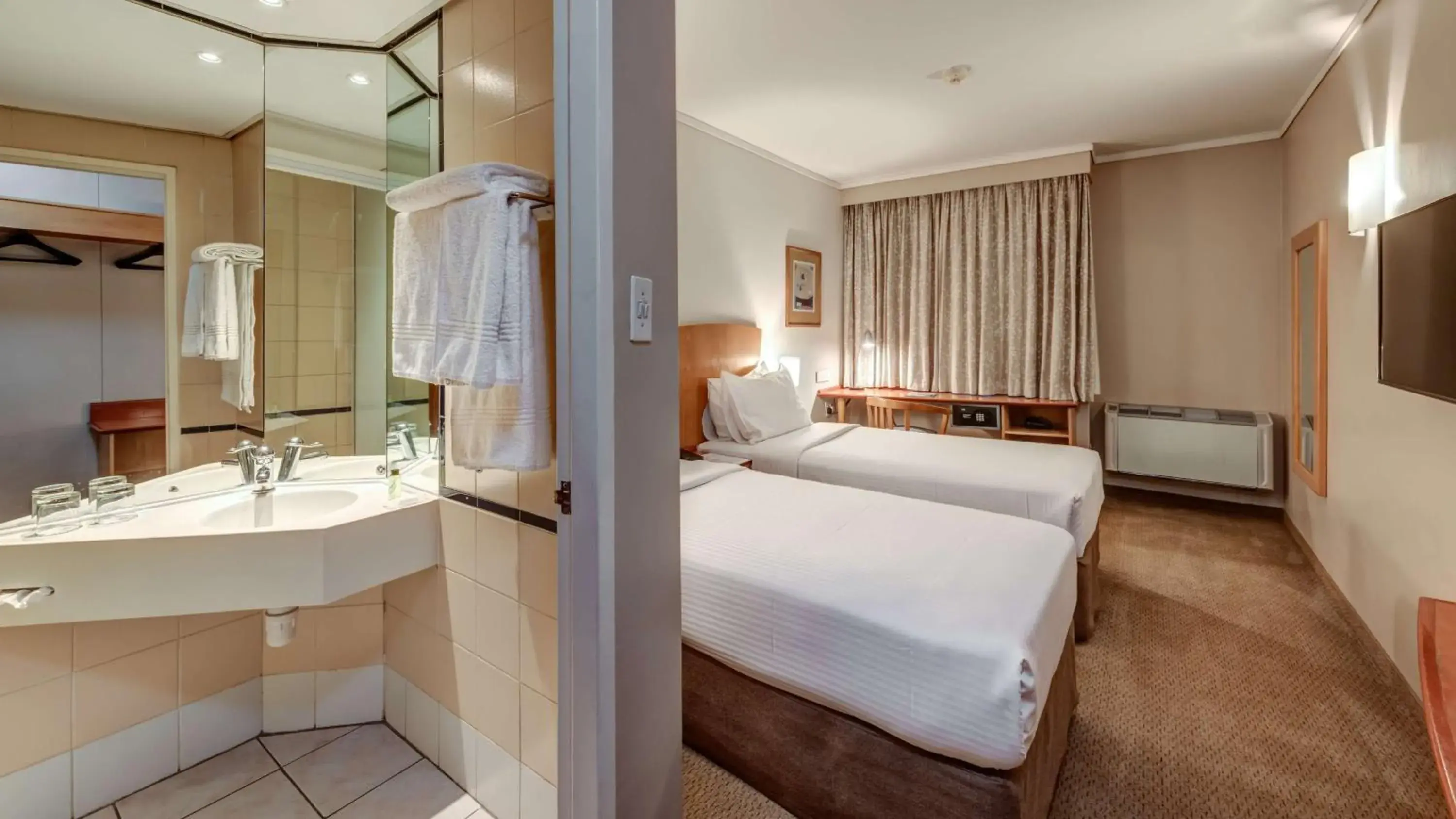 Standard Twin Beds Smoking in StayEasy Pretoria Standard Twin Beds Smoking in StayEasy Pretoria