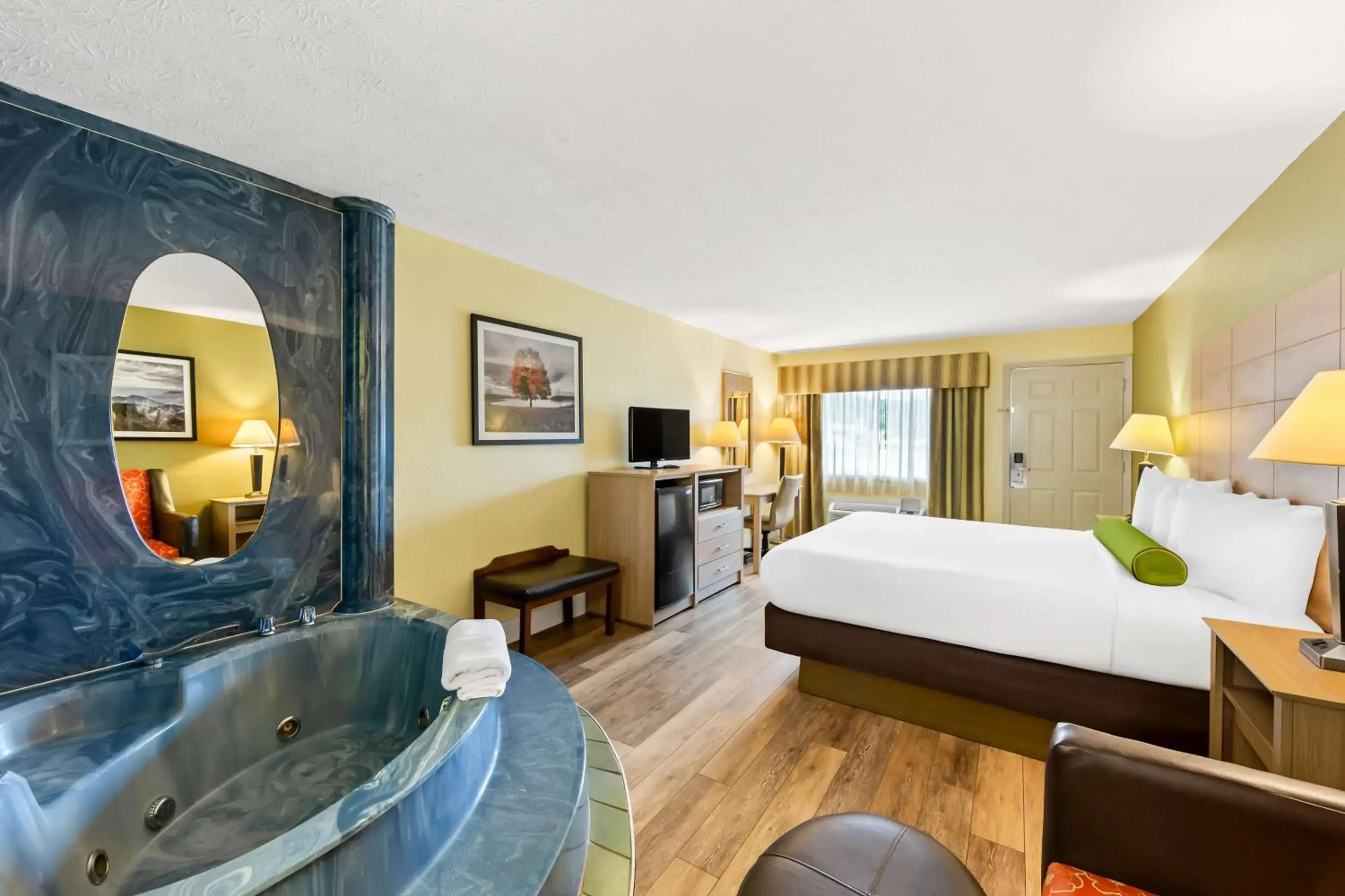 King Room with Whirlpool - Non-Smoking in Best Western Dayton King Room with Whirlpool - Non-Smoking in Best Western Dayton