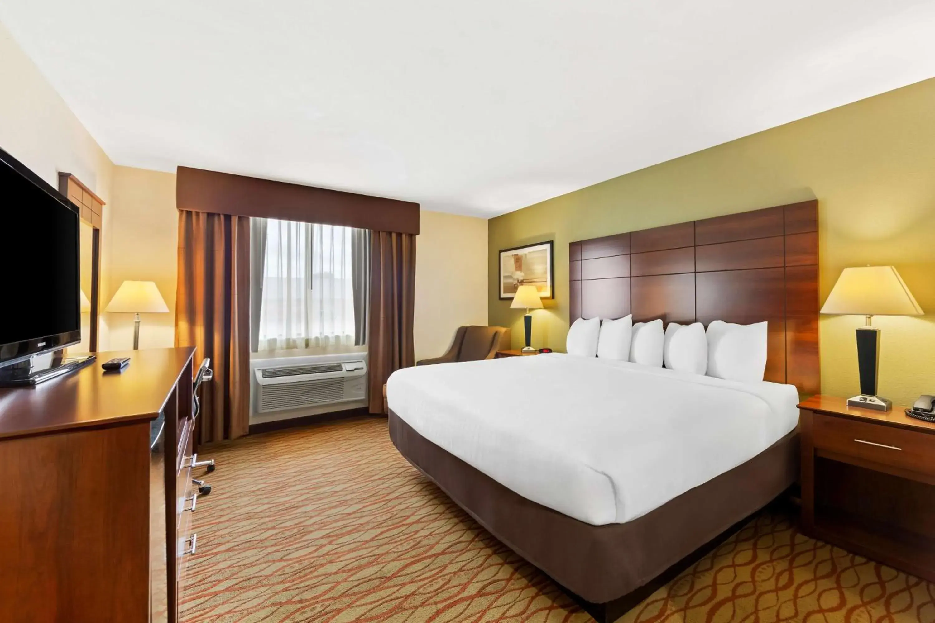 King Room with Walk-In Shower - Disability Access/Non-Smoking in Best Western Dayton King Room with Walk-In Shower - Disability Access/Non-Smoking in Best Western Dayton