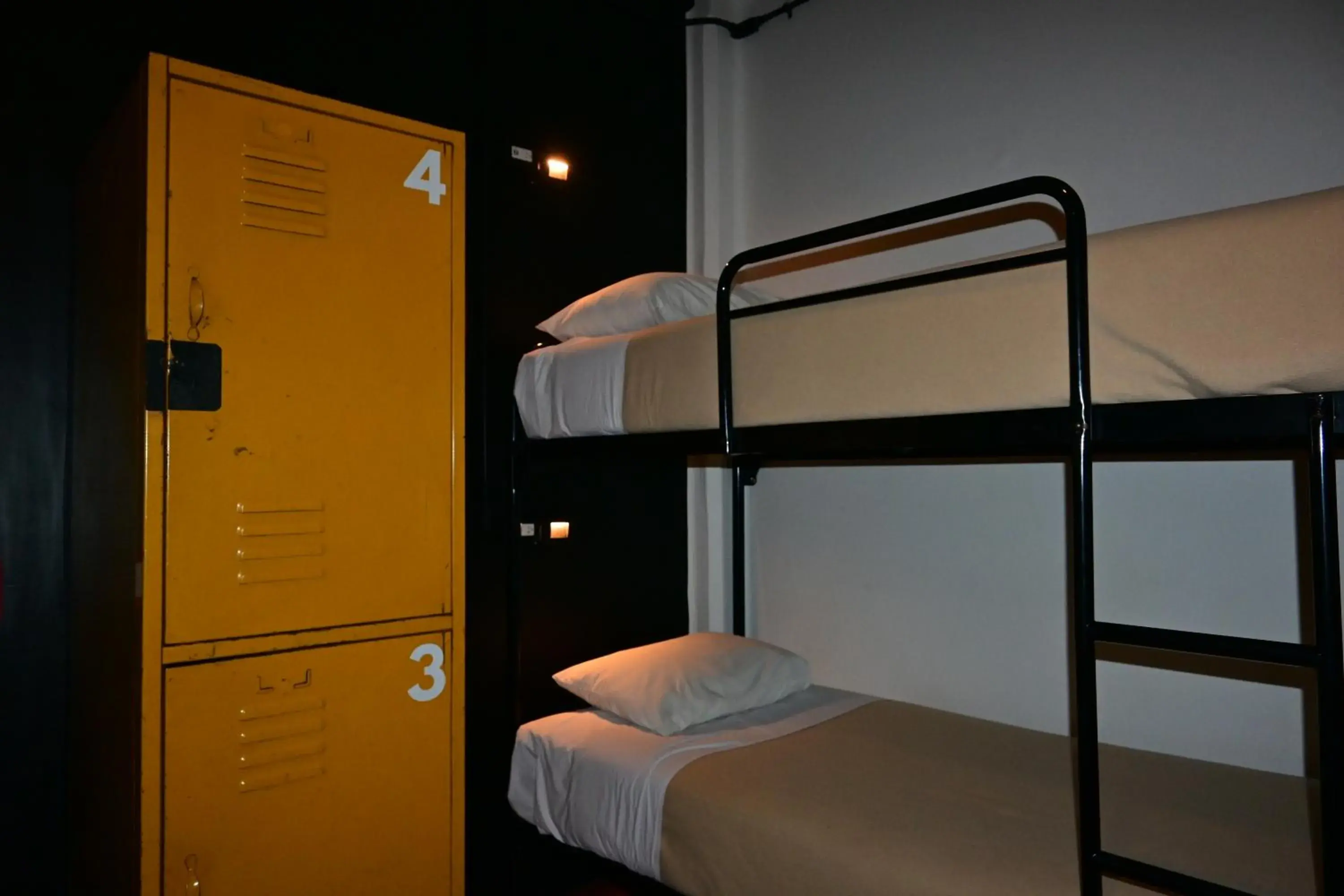 Bed in 6-Bed Mixed Dormitory Room Interior Shared Bathroom in Hostel Mundo Joven Catedral Bed in 6-Bed Mixed Dormitory Room Interior Shared Bathroom in Hostel Mundo Joven Catedral