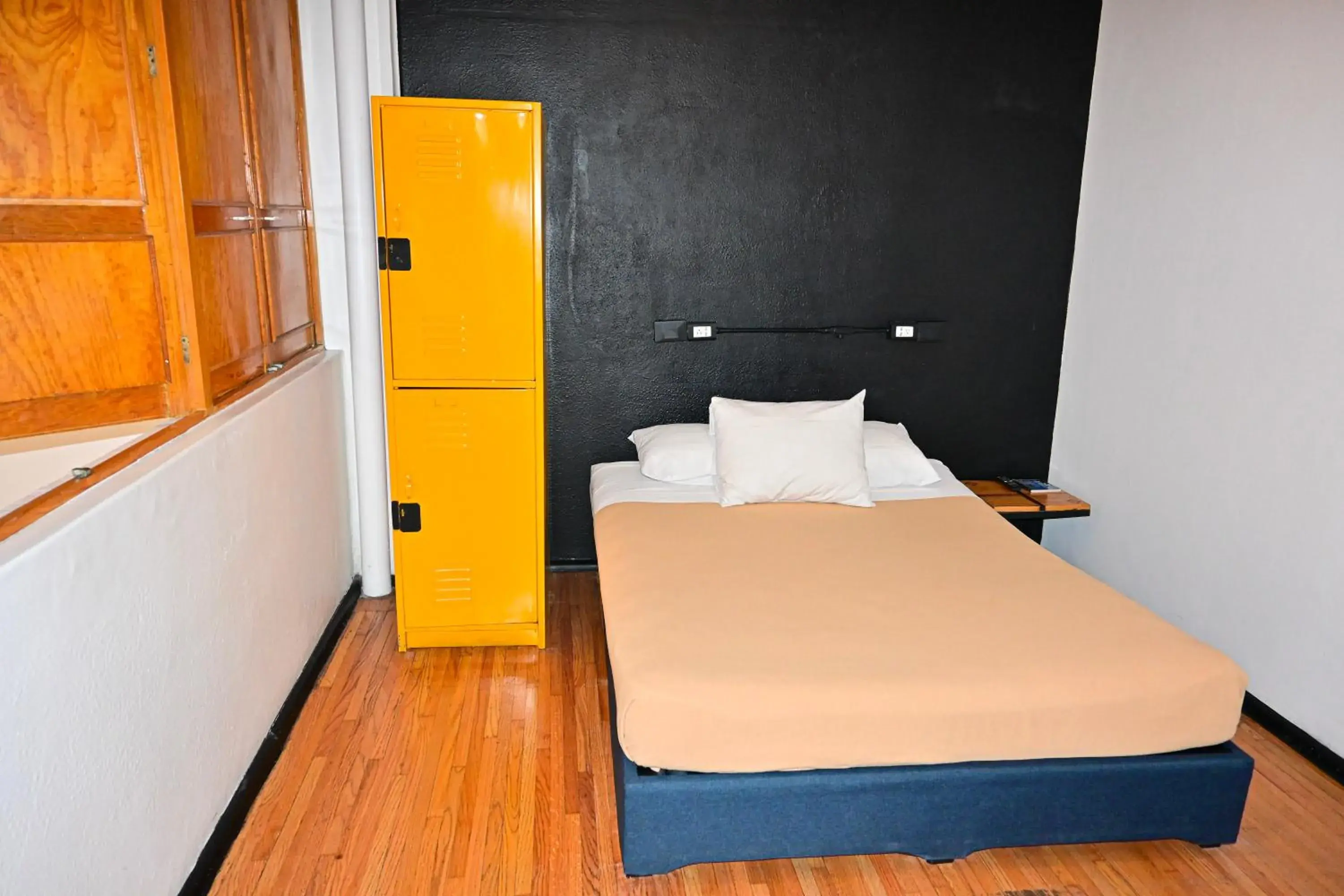 Small Double Room in Hostel Mundo Joven Catedral Small Double Room in Hostel Mundo Joven Catedral