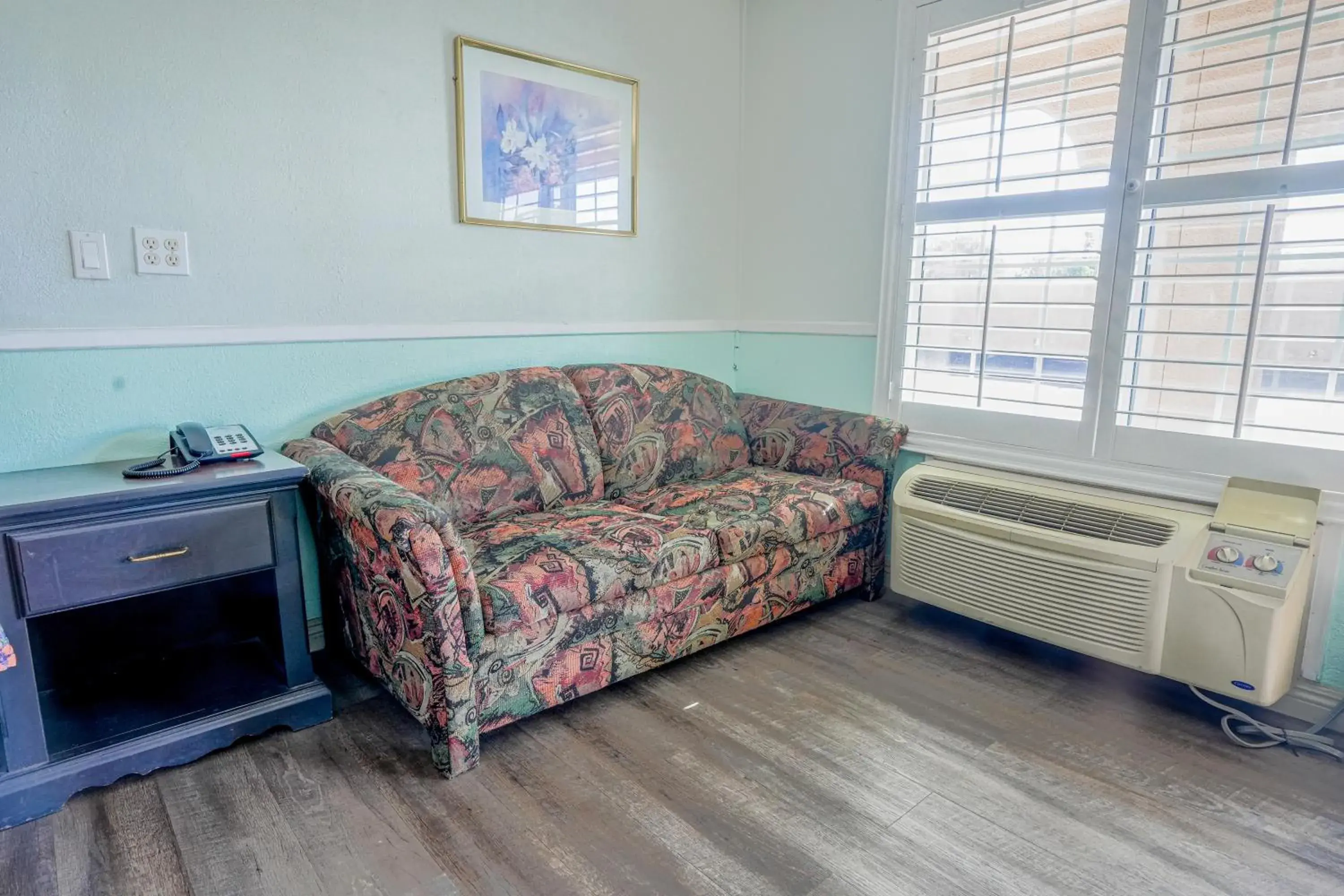 King Bed Non-Smoking with Jetted Tub in Day & Night Inn King Bed Non-Smoking with Jetted Tub in Day & Night Inn