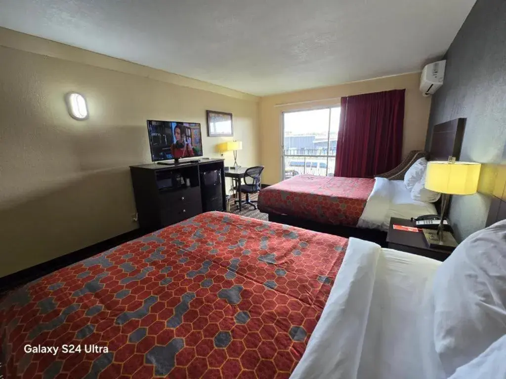 Queen Room with Two Queen Beds - Disability Access/Non-Smoking in Econo Lodge Inn & Suites Queen Room with Two Queen Beds - Disability Access/Non-Smoking in Econo Lodge Inn & Suites