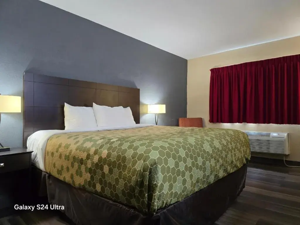 Queen Room - Non-Smoking in Econo Lodge Inn & Suites Queen Room - Non-Smoking in Econo Lodge Inn & Suites