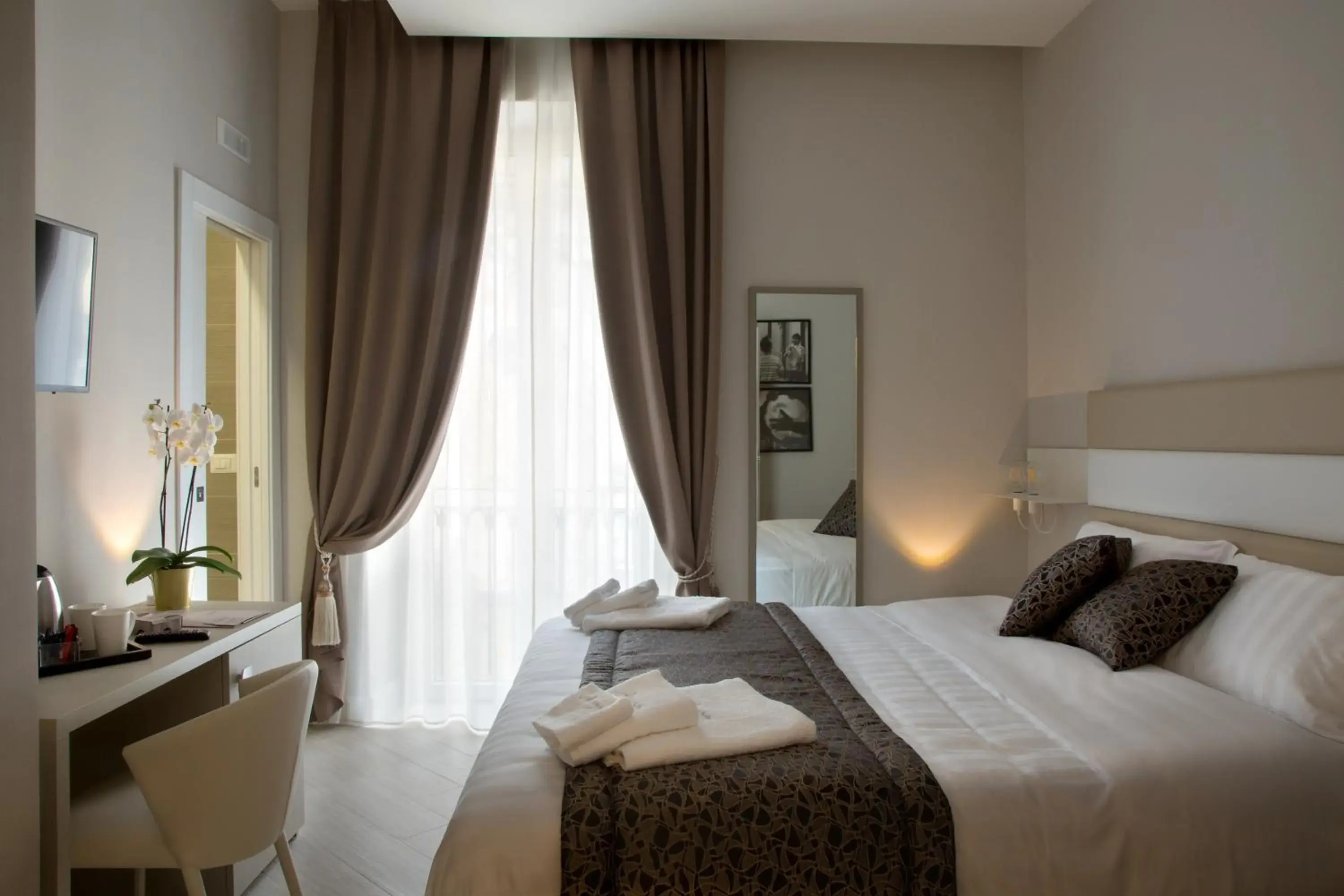 Double Room - single occupancy in Naplesuite Double Room - single occupancy in Naplesuite