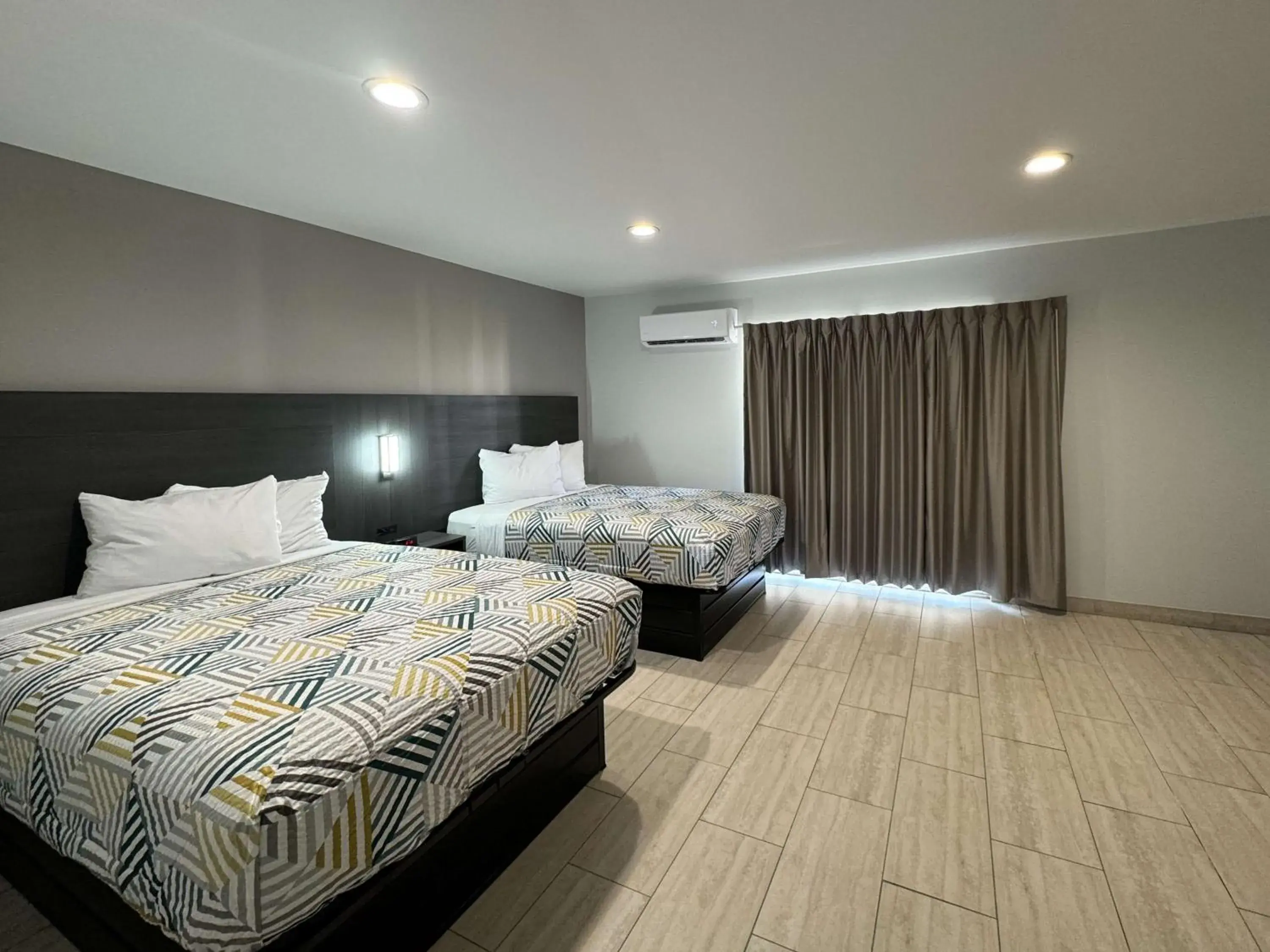 Quadruple Room - single occupancy - Disability Access - Roll in Shower in Studio 6-Englewood, FL Quadruple Room - single occupancy - Disability Access - Roll in Shower in Studio 6-Englewood, FL