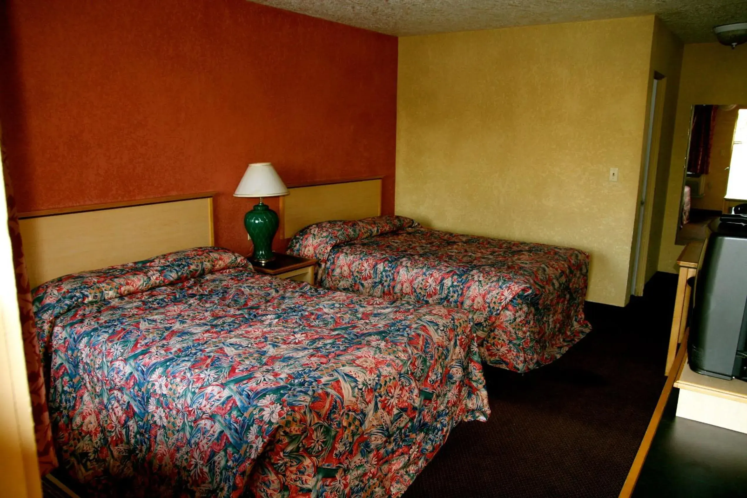 Queen Room with Two Queen Beds - Non-Smoking-No-pets in Holiday Lodge - Salem,OR Queen Room with Two Queen Beds - Non-Smoking-No-pets in Holiday Lodge - Salem,OR