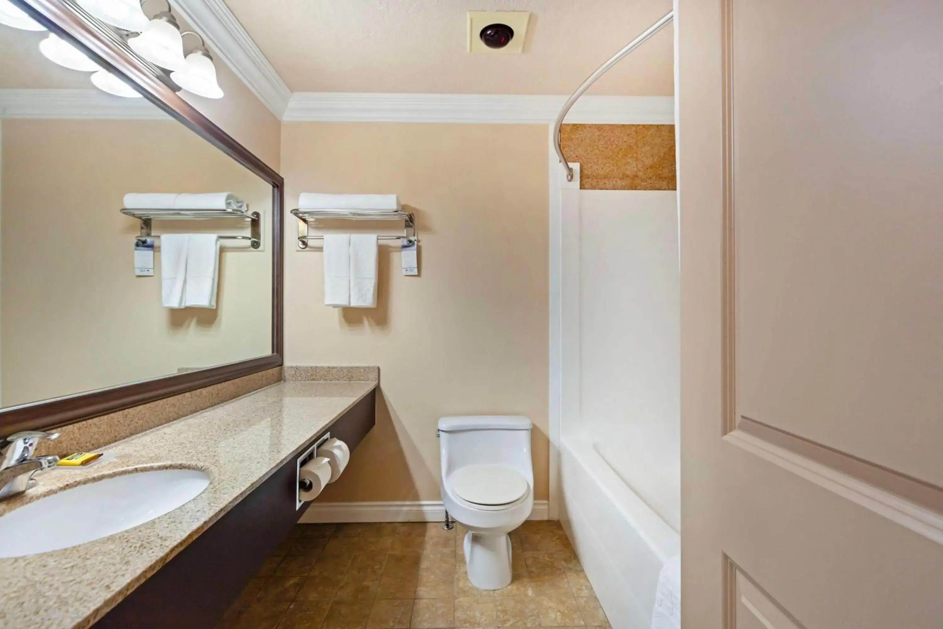 Queen Apartment with One Single Bed in Best Western PLUS Mirage Hotel and Resort Queen Apartment with One Single Bed in Best Western PLUS Mirage Hotel and Resort