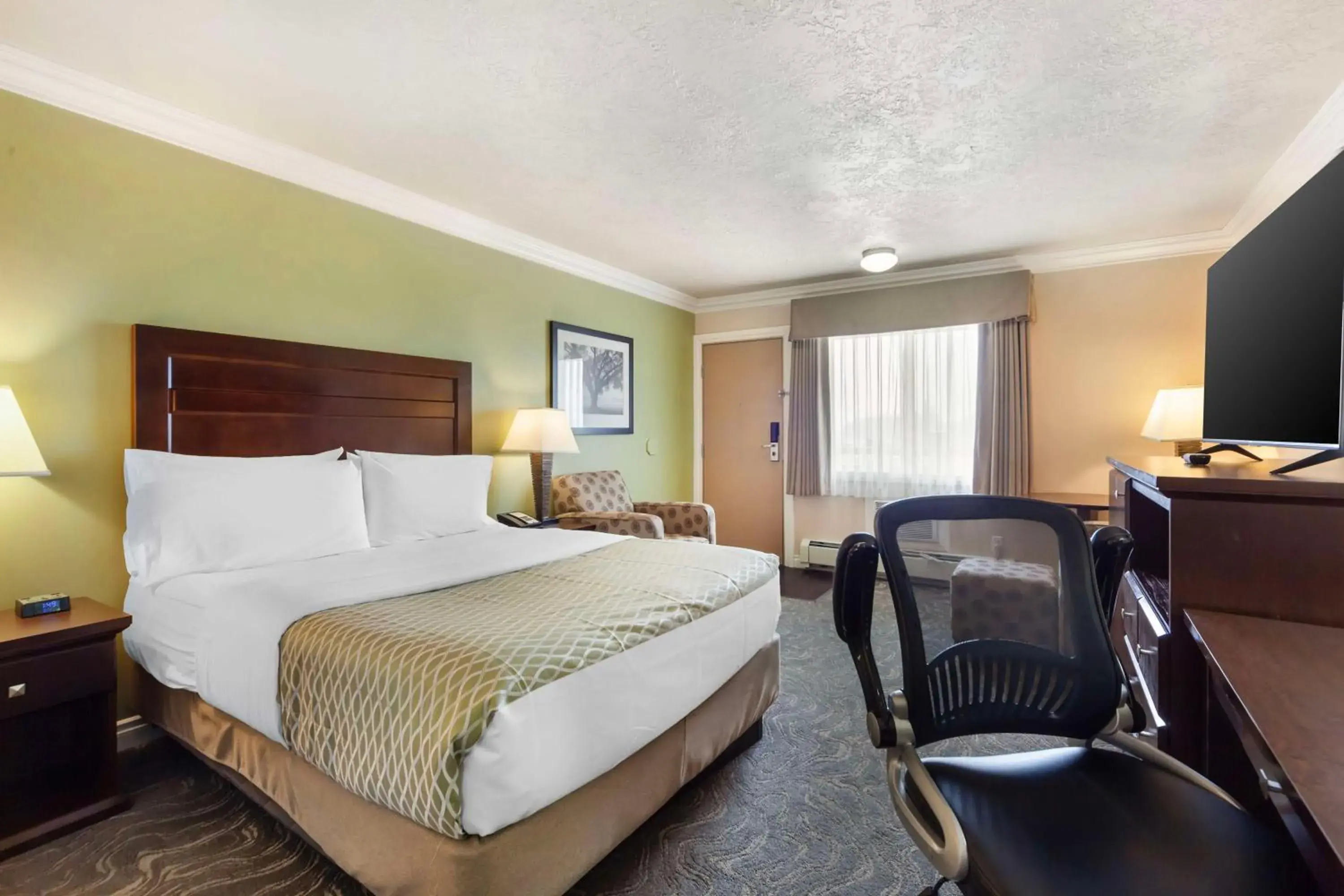 Queen Room - Non-Smoking in Best Western PLUS Mirage Hotel and Resort Queen Room - Non-Smoking in Best Western PLUS Mirage Hotel and Resort