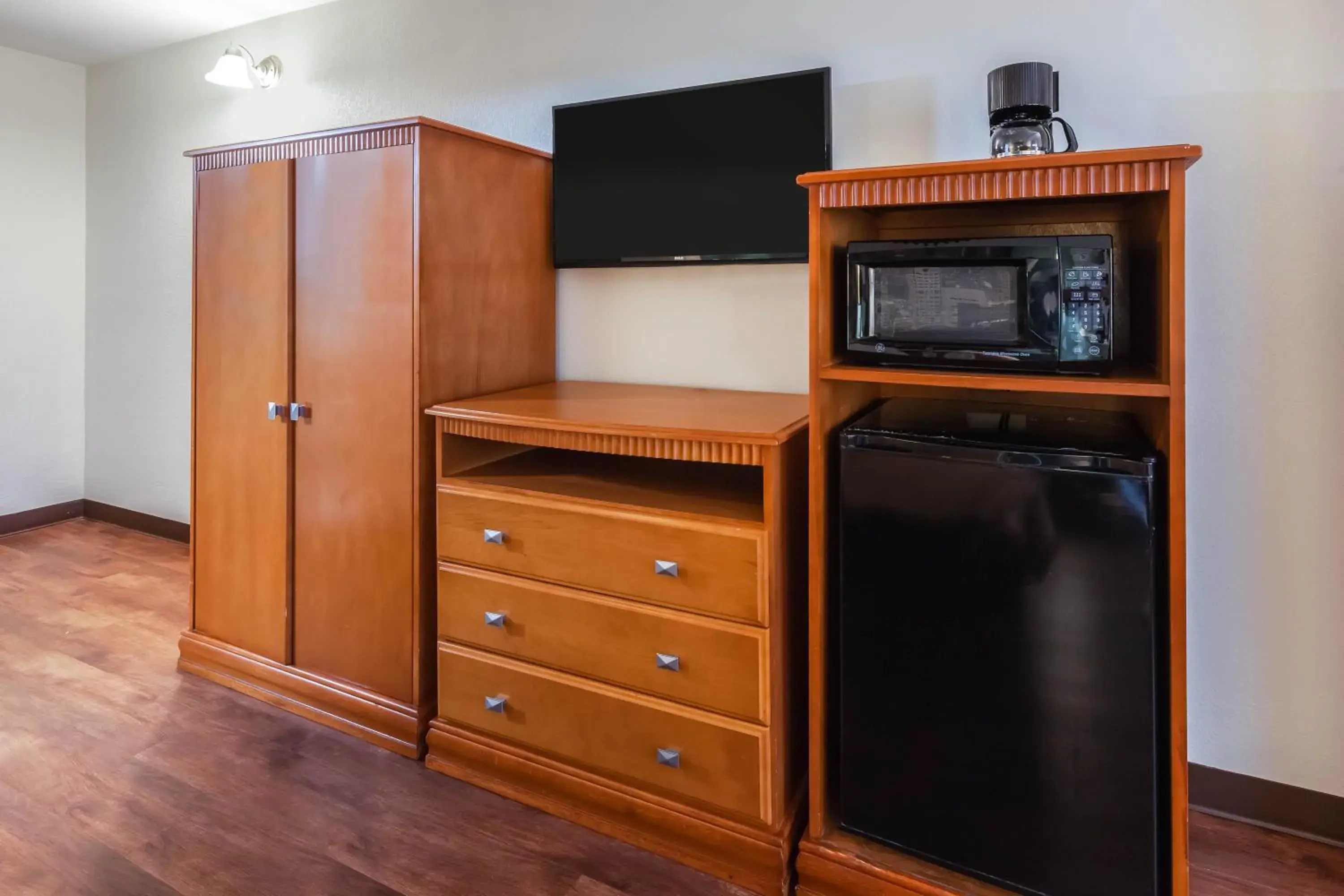 King Room with Roll-in Shower - Mobility Access/Non-Smoking in Super 8 by Wyndham Beaumont I-10 College St King Room with Roll-in Shower - Mobility Access/Non-Smoking in Super 8 by Wyndham Beaumont I-10 College St