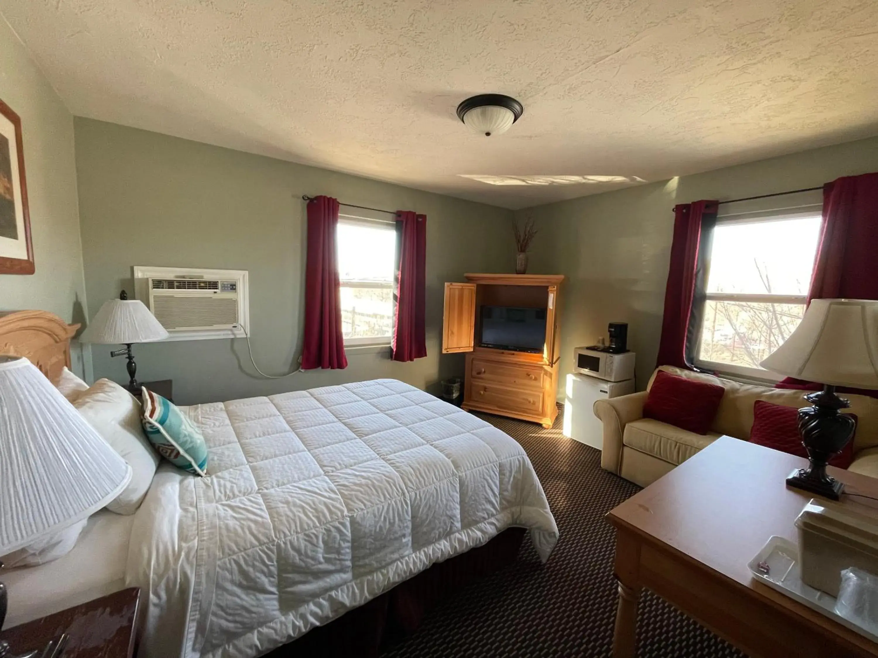 Queen Suite in Rugged Country Lodge Queen Suite in Rugged Country Lodge