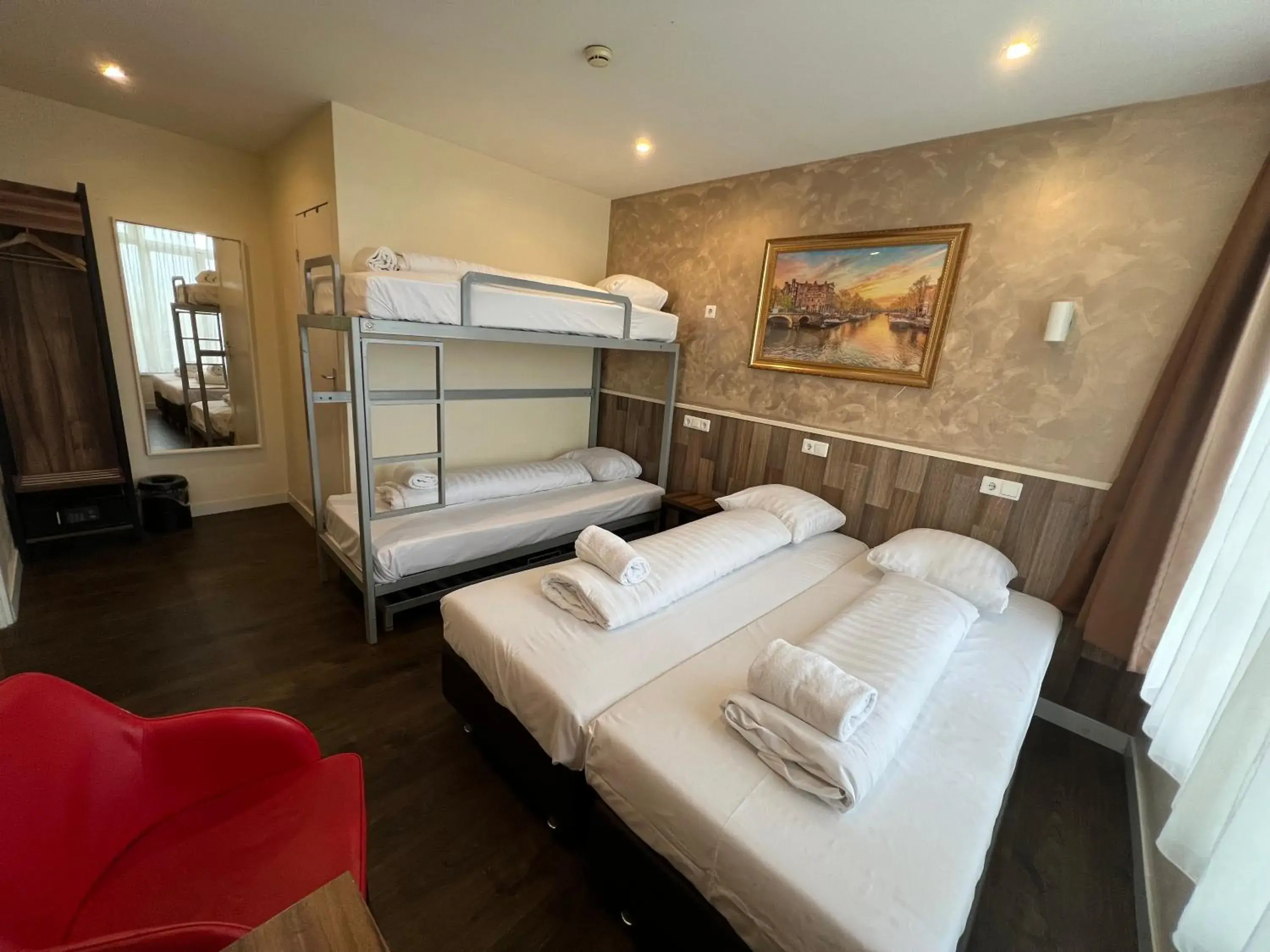 Budget Quadruple Room with Private Bathroom in Dam Hotel Budget Quadruple Room with Private Bathroom in Dam Hotel