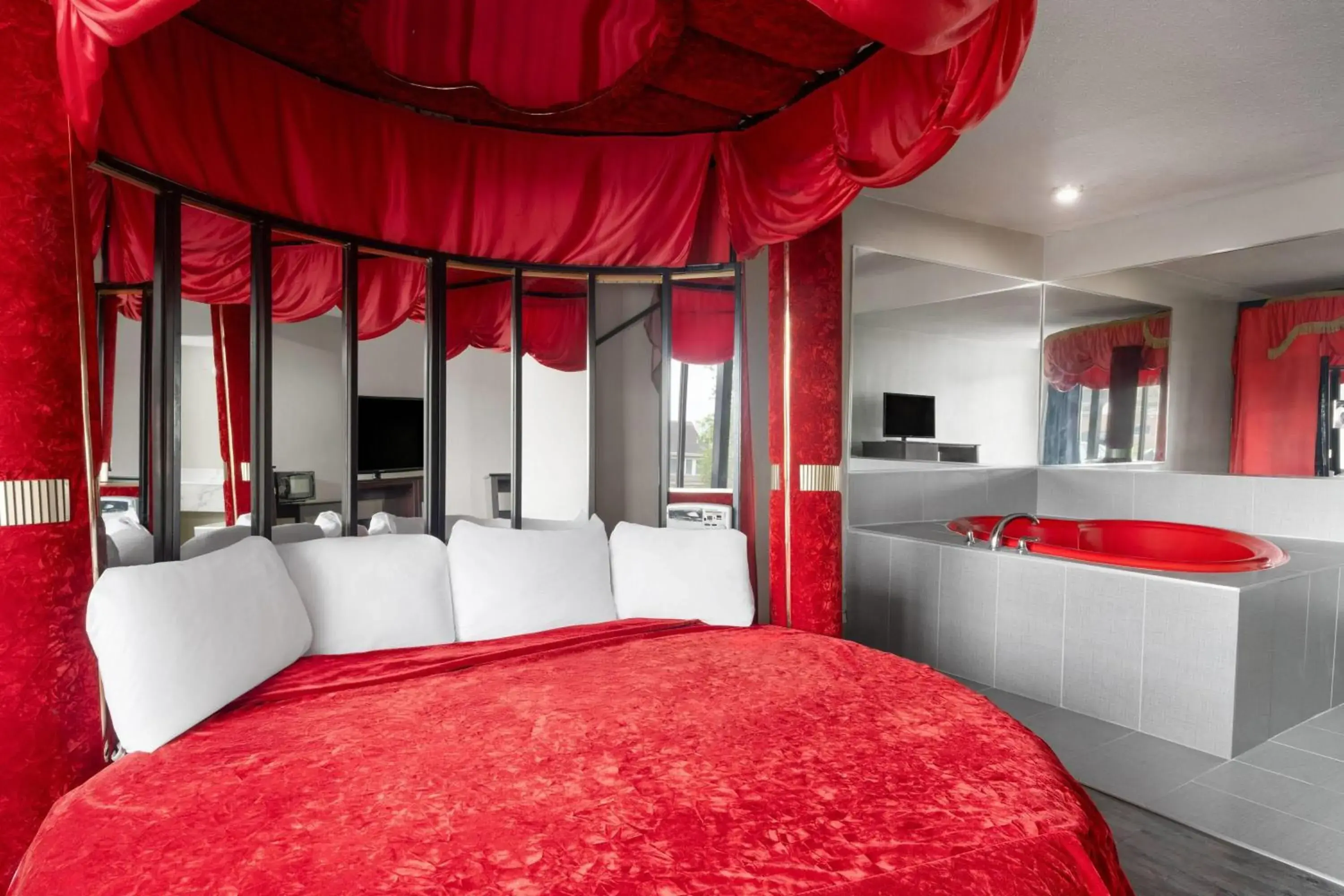 King Room with Jetted Tub - Non-Smoking in Travelodge by Wyndham Salisbury MD King Room with Jetted Tub - Non-Smoking in Travelodge by Wyndham Salisbury MD