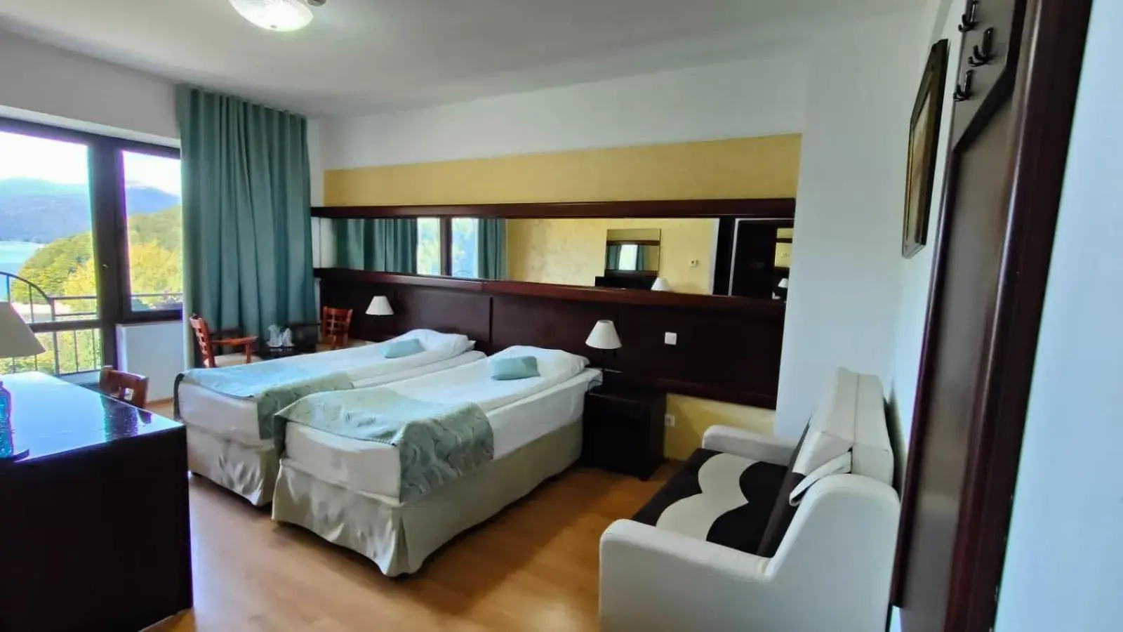 Twin Room with Lake View in Hotel Valea cu Pesti Twin Room with Lake View in Hotel Valea cu Pesti