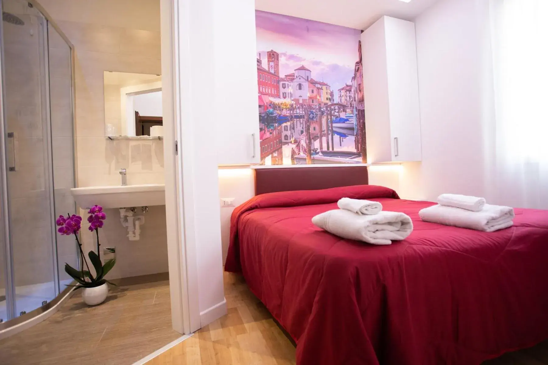 Small Double Room with French Bed in Hotel Ragno D'Oro Small Double Room with French Bed in Hotel Ragno D'Oro
