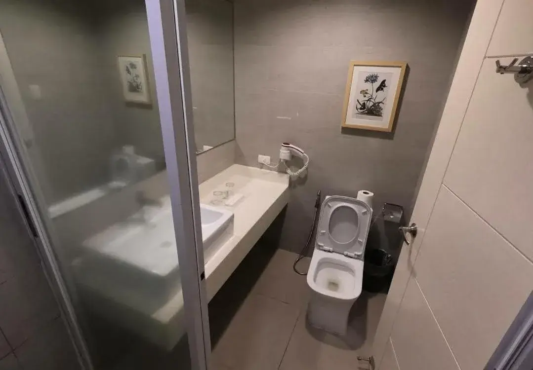 Deluxe Queen Room with Breakfast for 2 in Dalian Peak Hotel Deluxe Queen Room with Breakfast for 2 in Dalian Peak Hotel