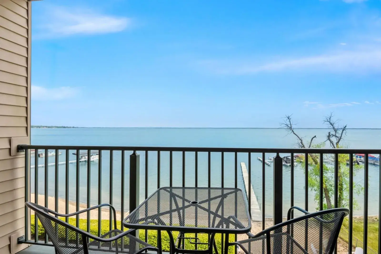 King Room with Lake View and Balcony in Beachfront Hotel Houghton Lake King Room with Lake View and Balcony in Beachfront Hotel Houghton Lake