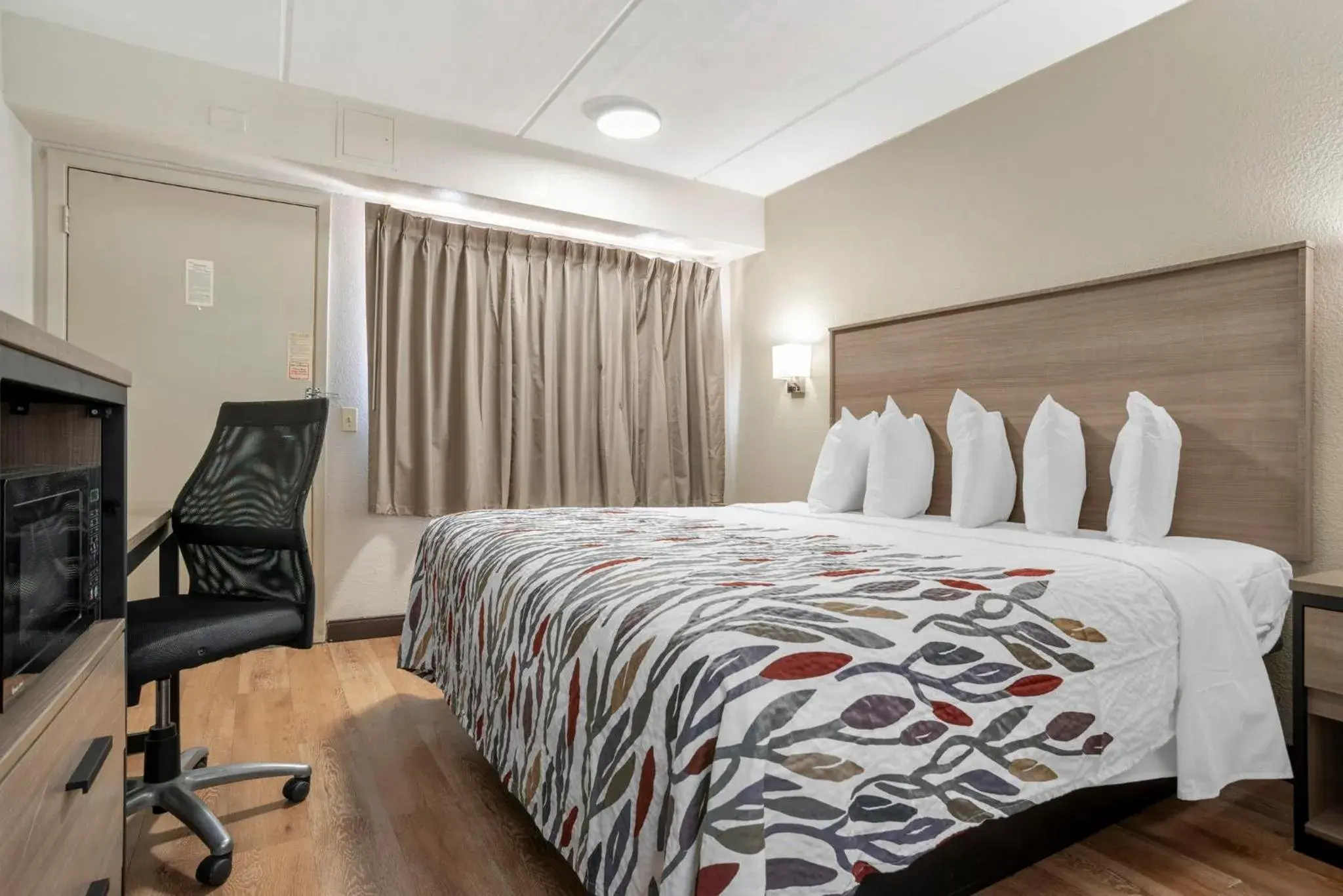 Standard King Room Smoke Free in Red Roof Inn West Monroe Standard King Room Smoke Free in Red Roof Inn West Monroe