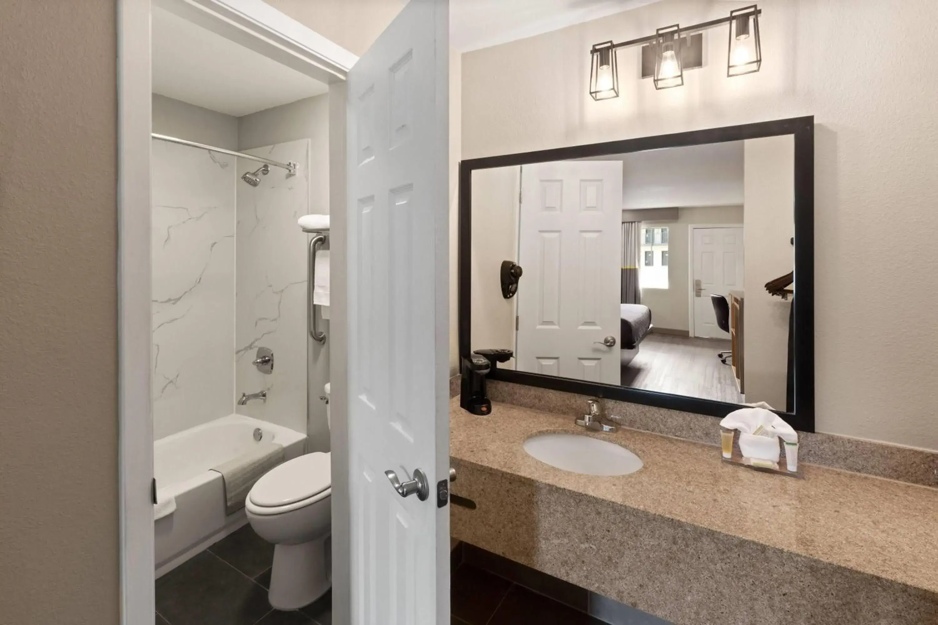 Queen Room - Non-Smoking in Super 8 by Wyndham Temple S General Bruce Queen Room - Non-Smoking in Super 8 by Wyndham Temple S General Bruce