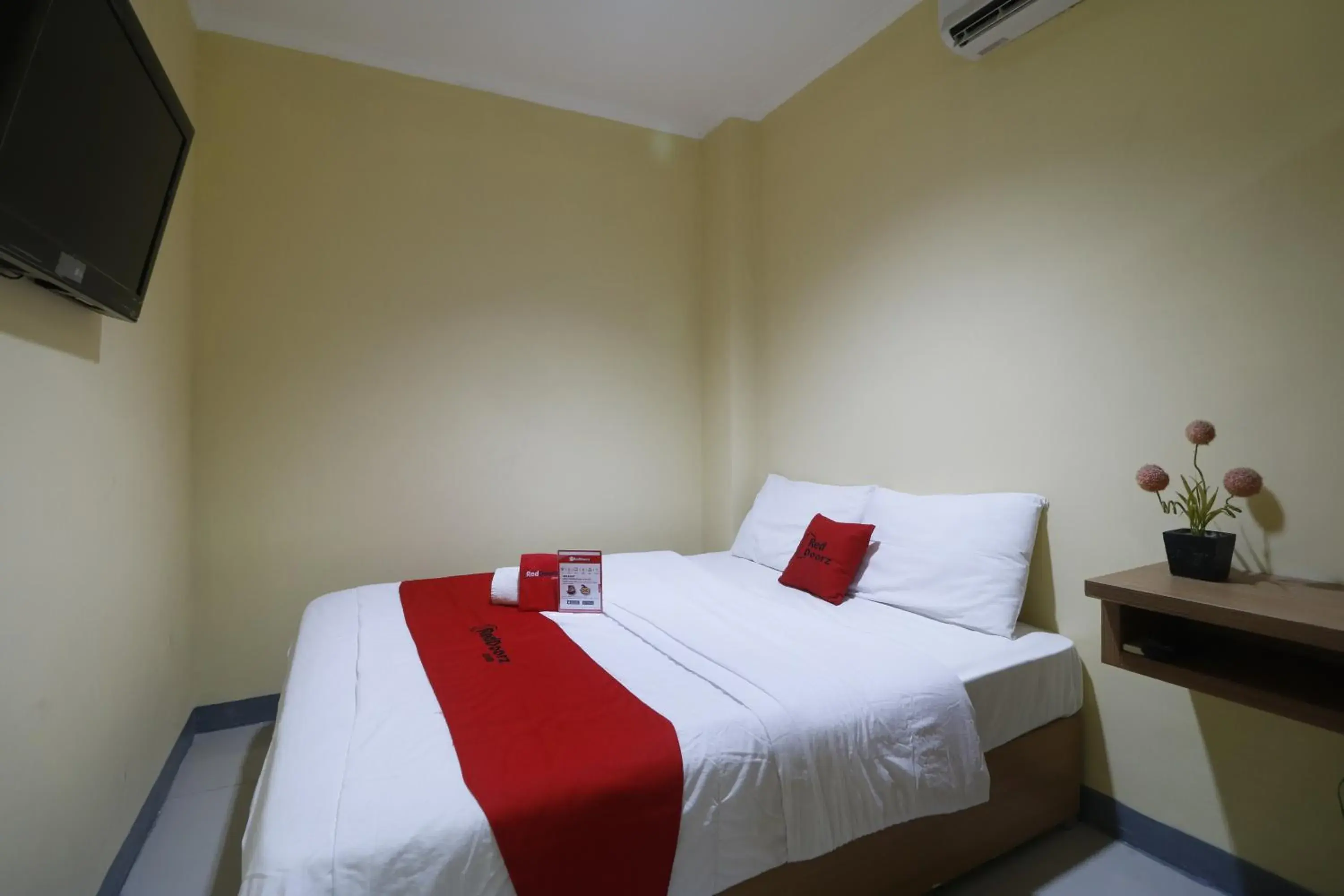 Double Room in RedDoorz near ITC Cempaka Mas Double Room in RedDoorz near ITC Cempaka Mas