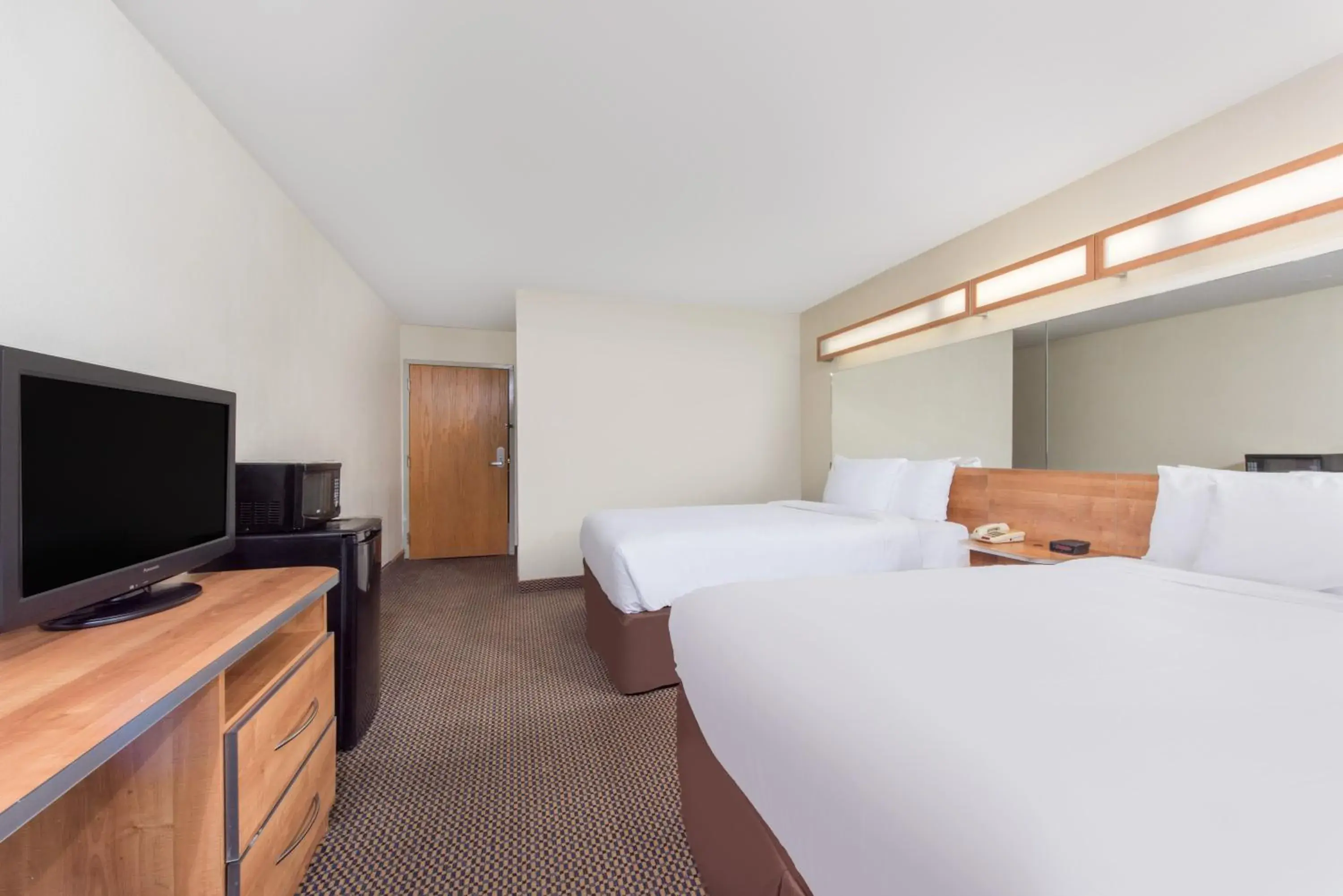 Queen Room with Two Queen Beds - Smoking in Knights Inn Allentown Queen Room with Two Queen Beds - Smoking in Knights Inn Allentown