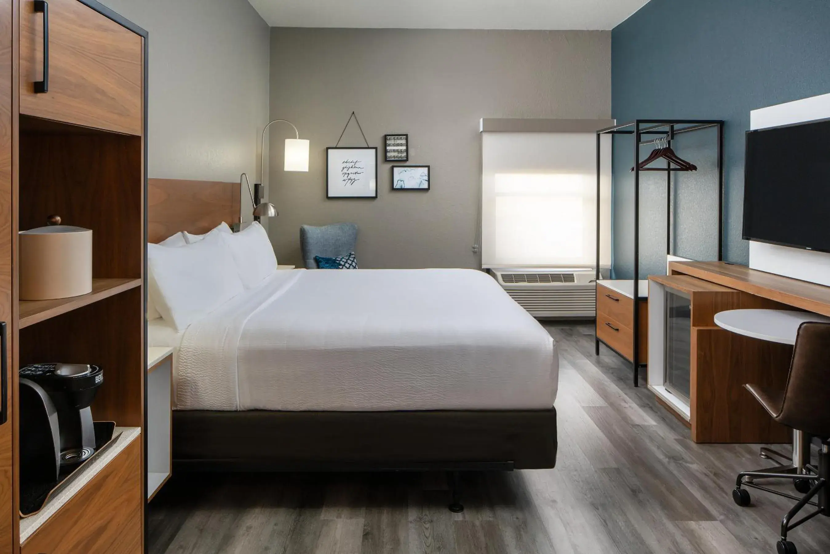 Traditional King Room in Avalon Hotel & Suites Alexandria Traditional King Room in Avalon Hotel & Suites Alexandria