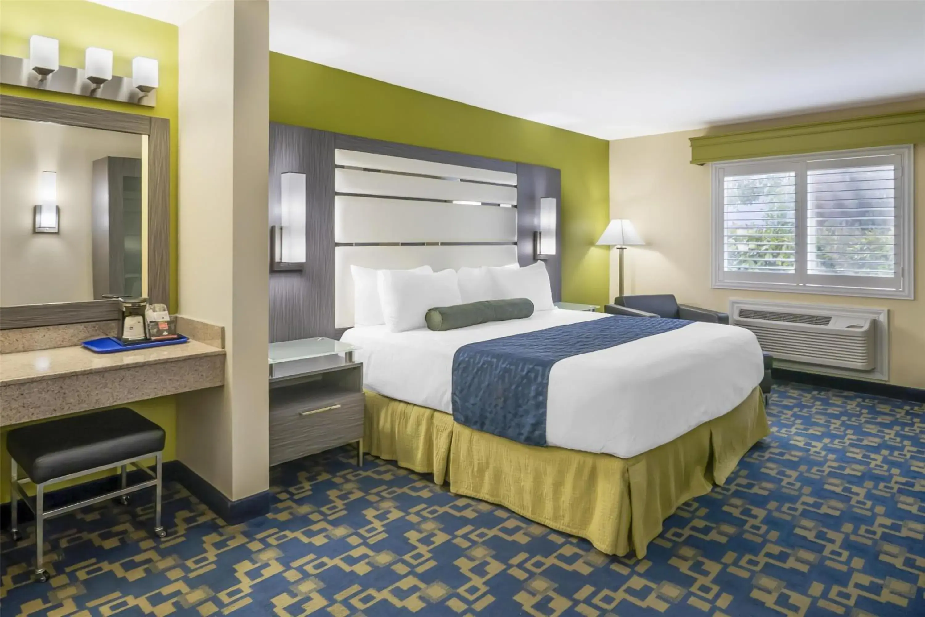 Queen Room with Roll-In Shower - Disability Access in Best Western Antelope Inn & Suites Queen Room with Roll-In Shower - Disability Access in Best Western Antelope Inn & Suites