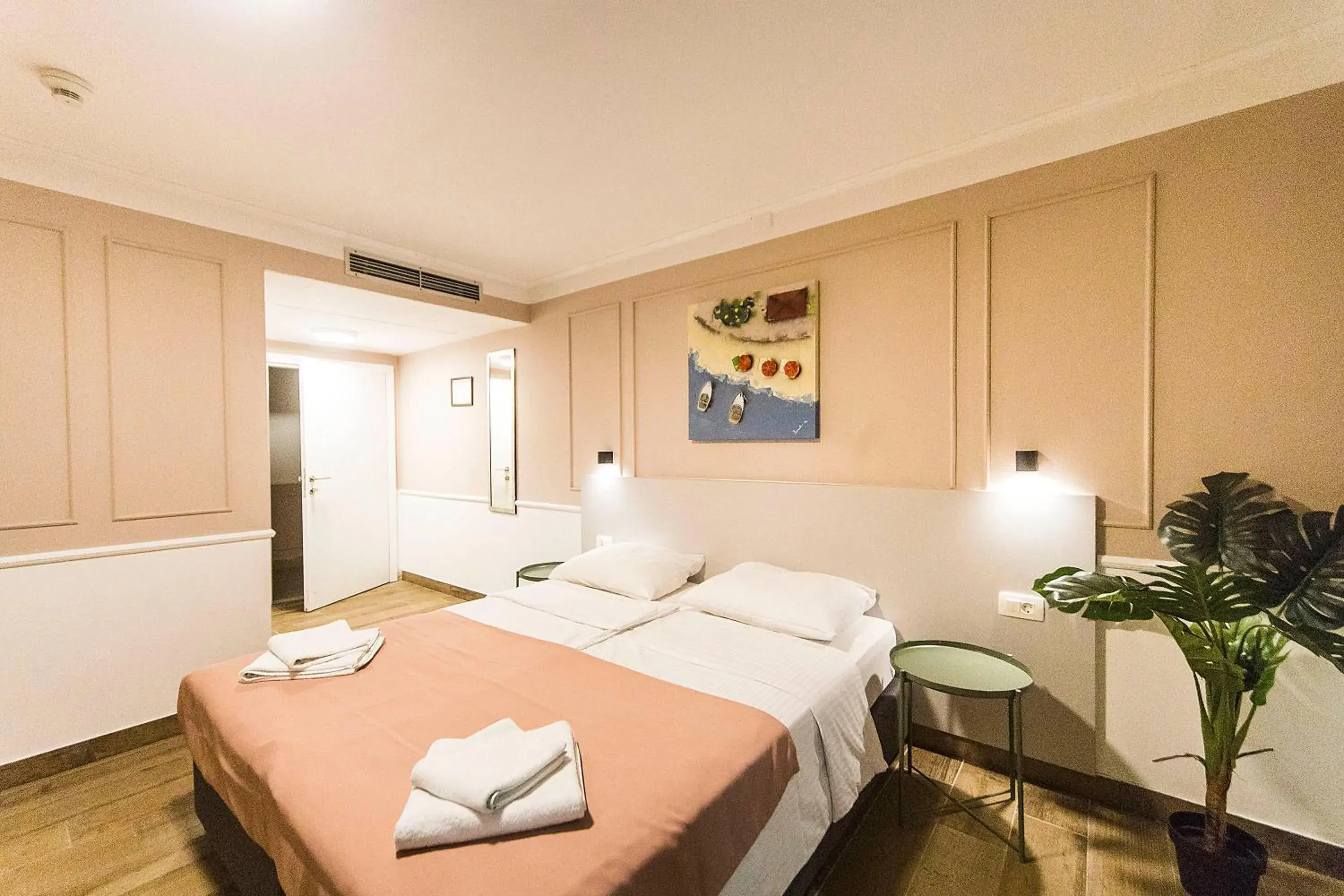 Economy Double Room with Balcony in Hotel Plaza Economy Double Room with Balcony in Hotel Plaza