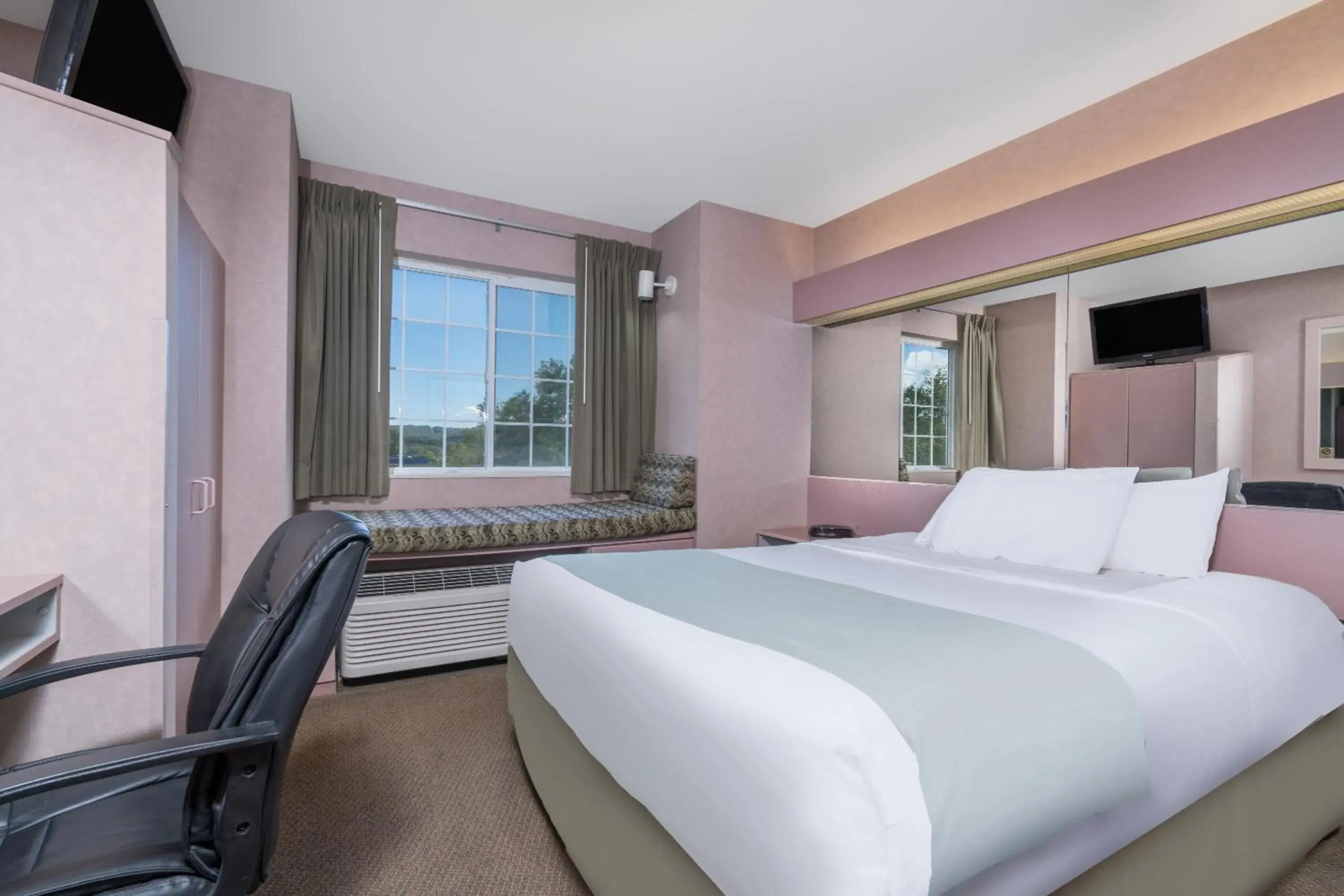 Queen Room - Non-Smoking in Microtel Inn La Crosse Onalaska Area Queen Room - Non-Smoking in Microtel Inn La Crosse Onalaska Area