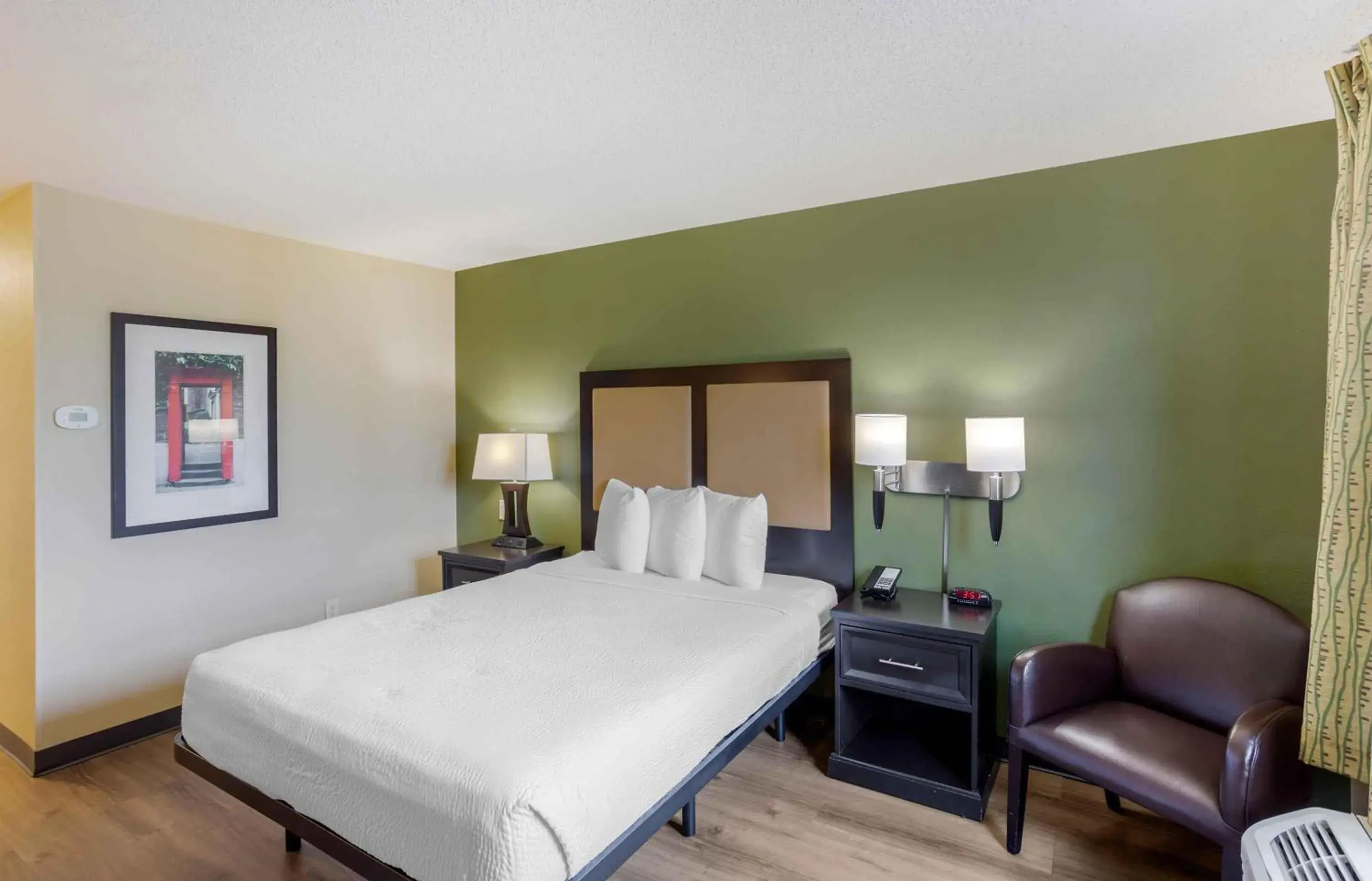 Queen studio with 1 Queen Bed - Disability Access/Non-Smoking in Extended Stay America Suites - New York City - LaGuardia Airport Queen studio with 1 Queen Bed - Disability Access/Non-Smoking in Extended Stay America Suites - New York City - LaGuardia Airport