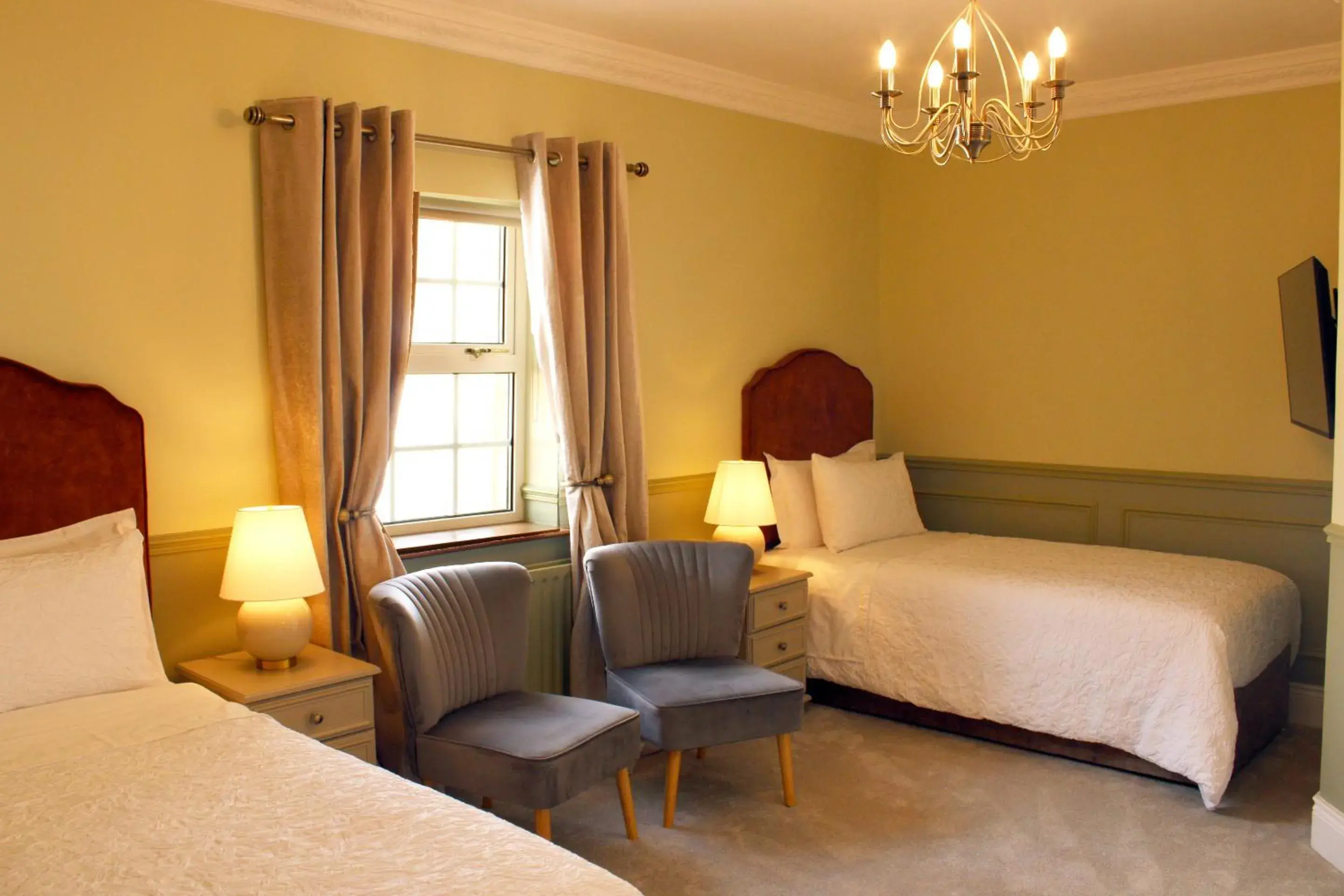 Twin Room with Private Bathroom - single occupancy in Carnalbanagh House Twin Room with Private Bathroom - single occupancy in Carnalbanagh House