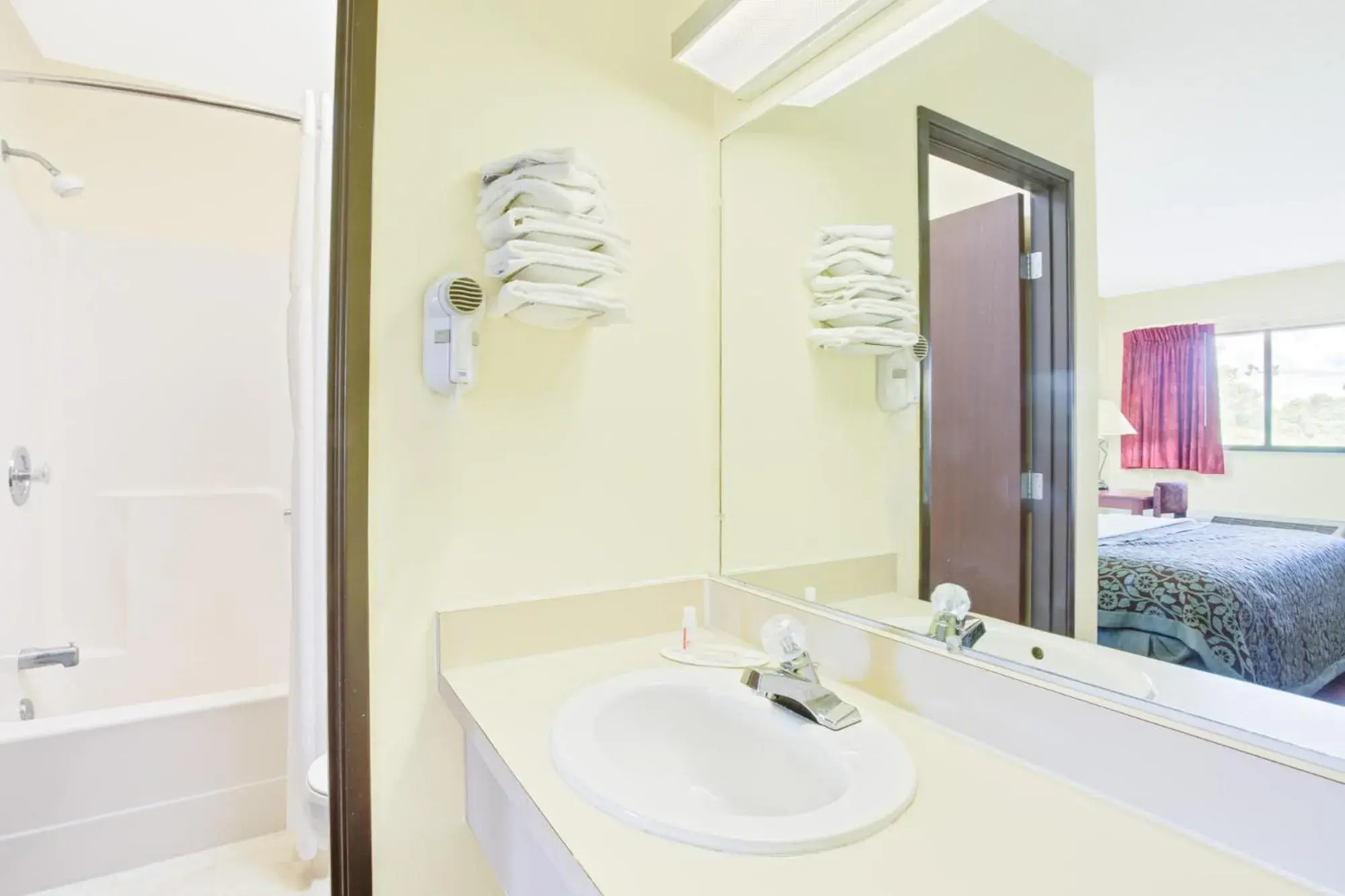 One Queen Bed Room - Disability Access/Non-Smoking in Days Inn by Wyndham Athens One Queen Bed Room - Disability Access/Non-Smoking in Days Inn by Wyndham Athens