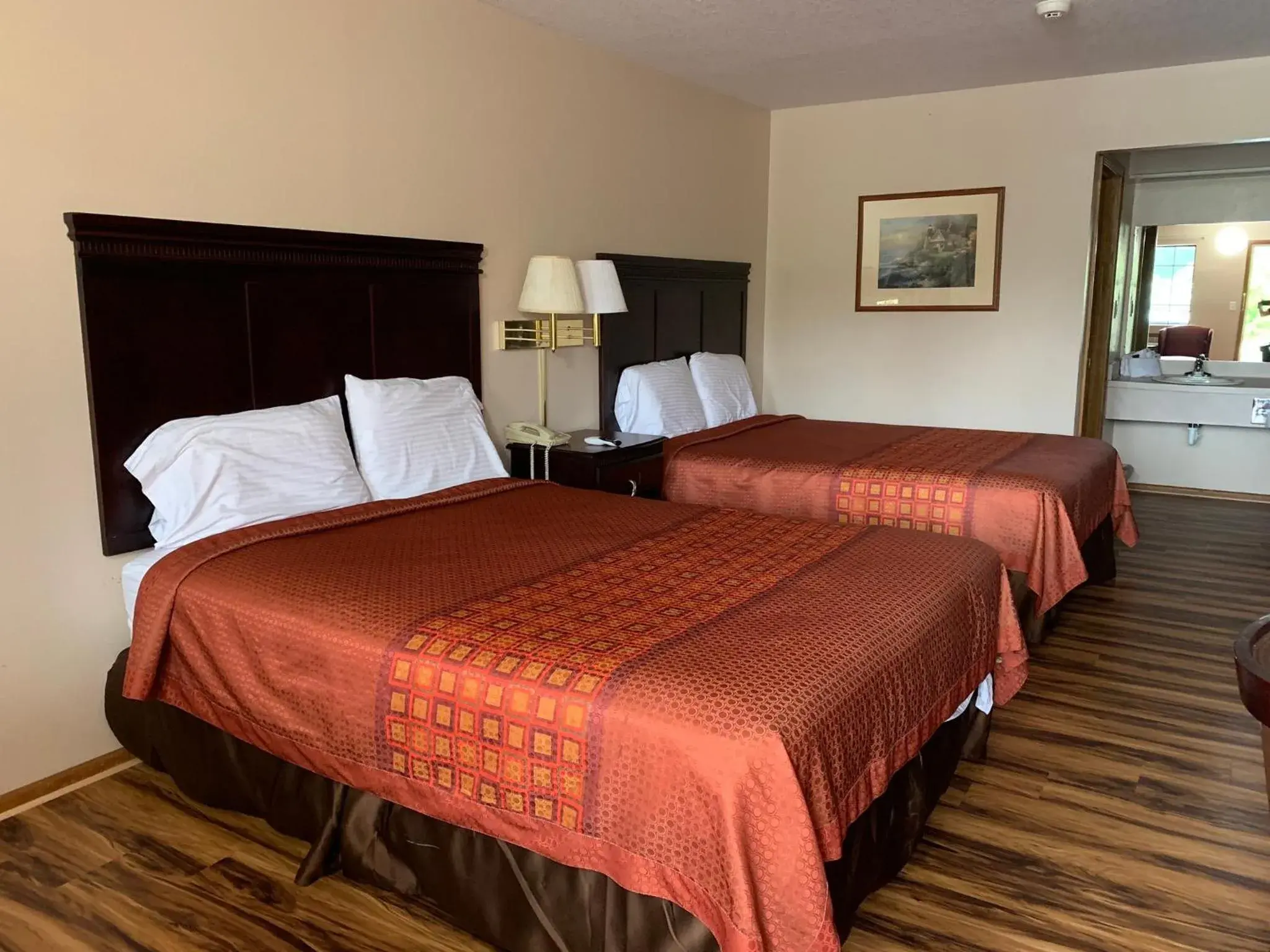 Queen Room in Riverwood Inn Queen Room in Riverwood Inn