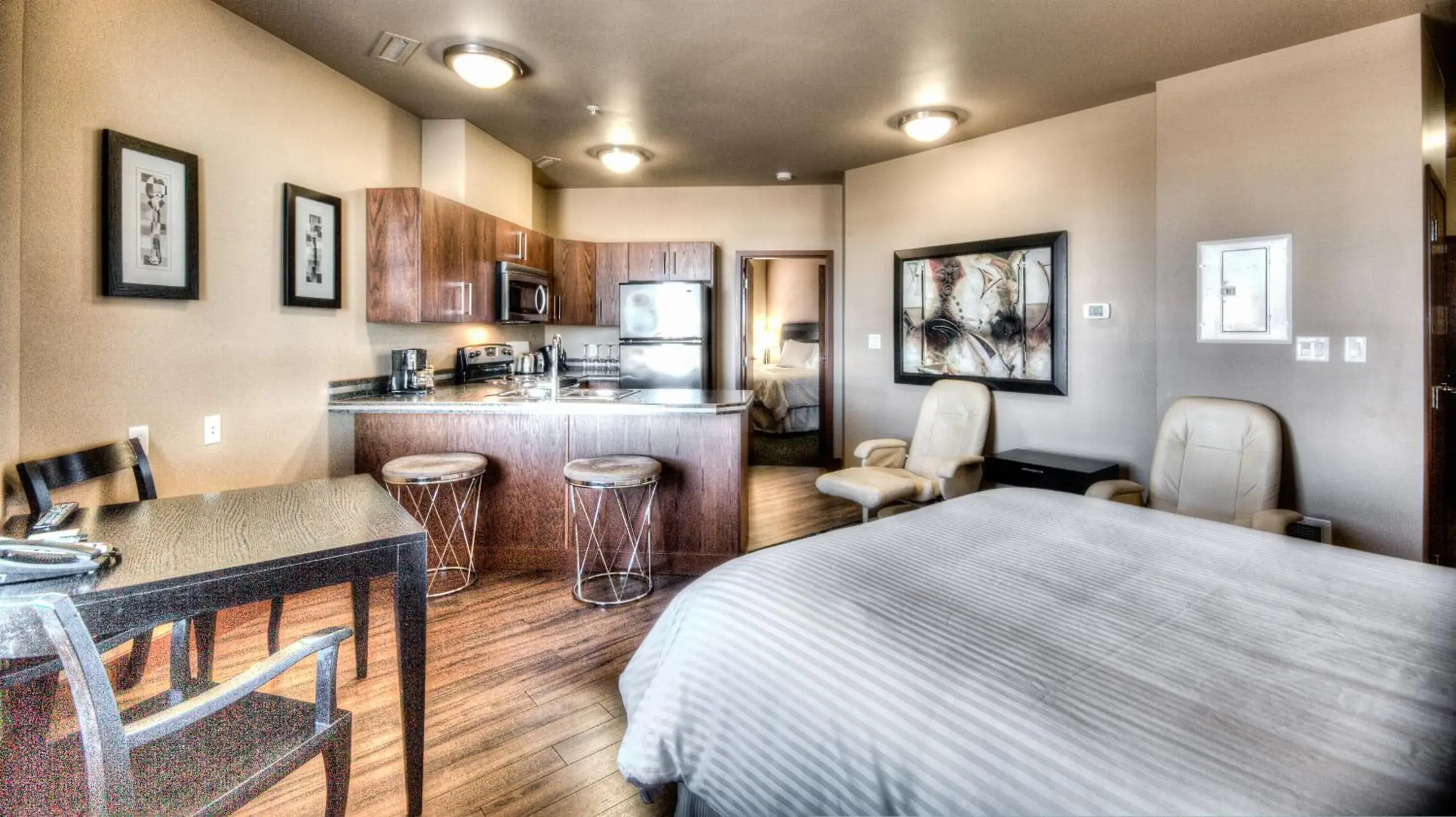 1 Bedroom Suite with 1 King Bed and 1 Queen Bed, Full Kitchenette in Grand Inn & Residence- Grande Prairie 1 Bedroom Suite with 1 King Bed and 1 Queen Bed, Full Kitchenette in Grand Inn & Residence- Grande Prairie