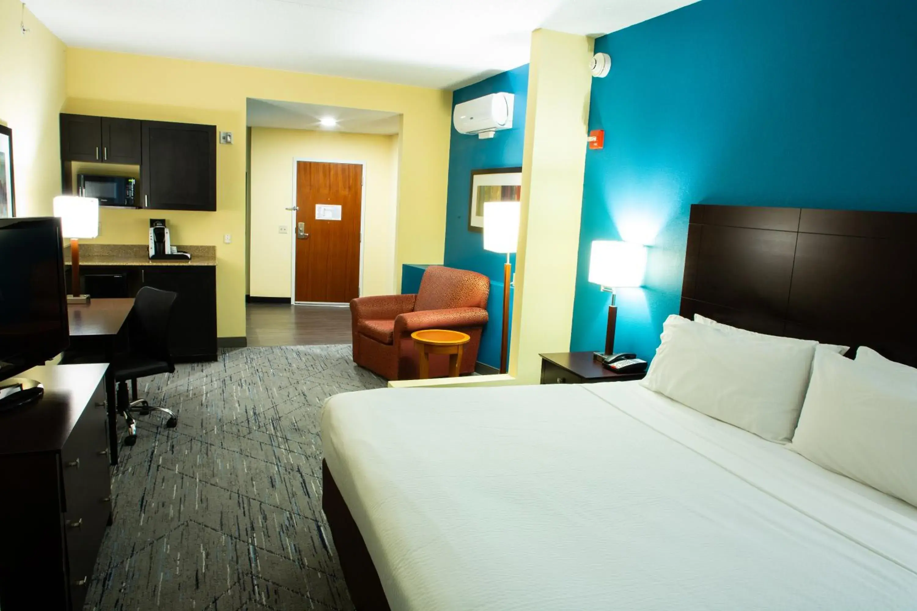 Suite - Mobility Access Roll in Shower/Non-Smoking in Holiday Inn Express & Suites Harrisburg West Suite - Mobility Access Roll in Shower/Non-Smoking in Holiday Inn Express & Suites Harrisburg West