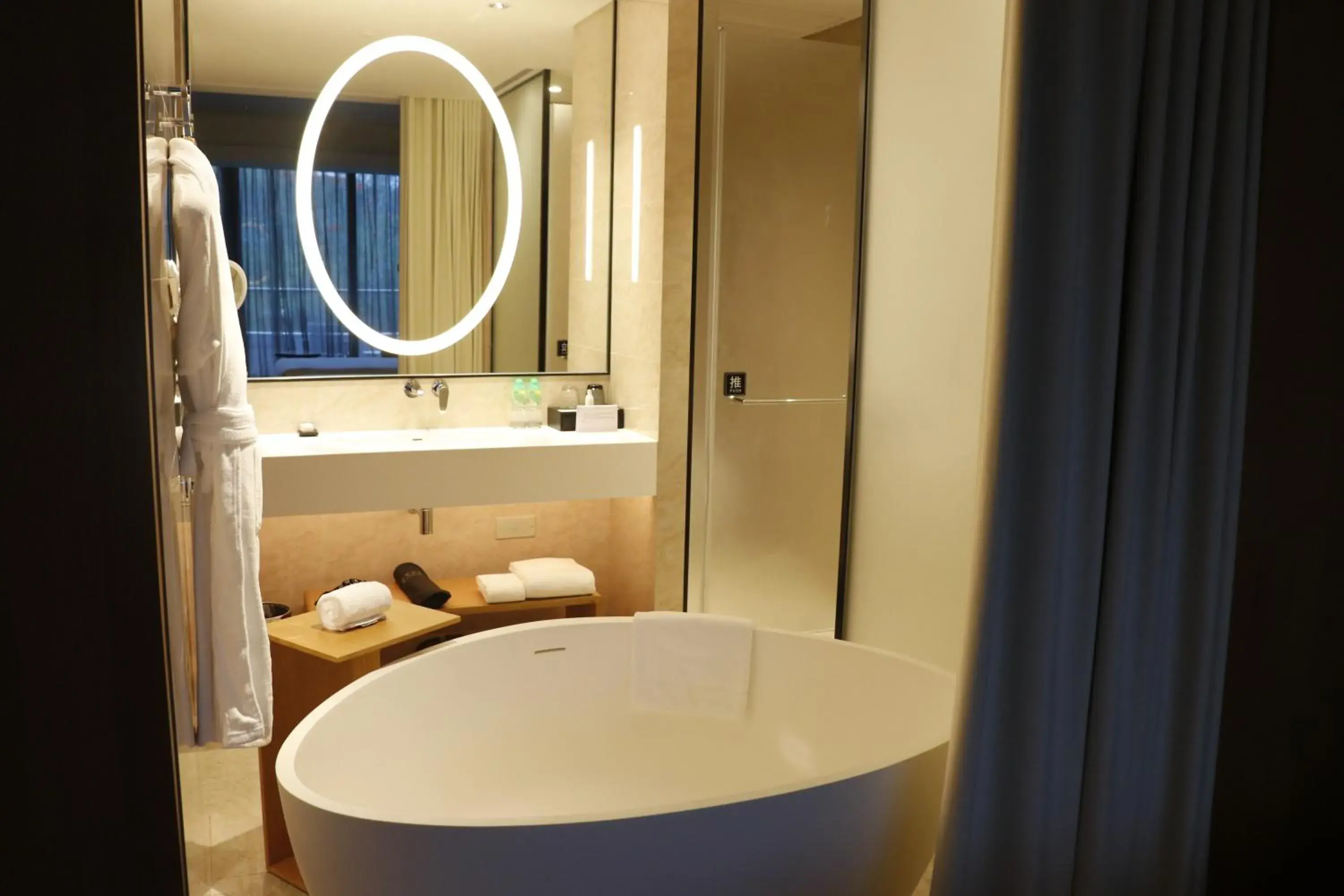 Aqua Non-Smoking Suite in Guangzhou Nansha Garden Hotel Aqua Non-Smoking Suite in Guangzhou Nansha Garden Hotel