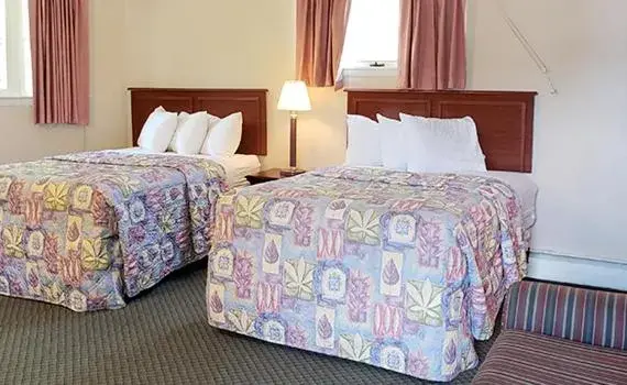 Family Room - Non-Smoking in Gorham Motor Inn Family Room - Non-Smoking in Gorham Motor Inn