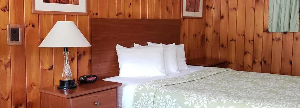 Queen Room - Non-Smoking in Gorham Motor Inn Queen Room - Non-Smoking in Gorham Motor Inn