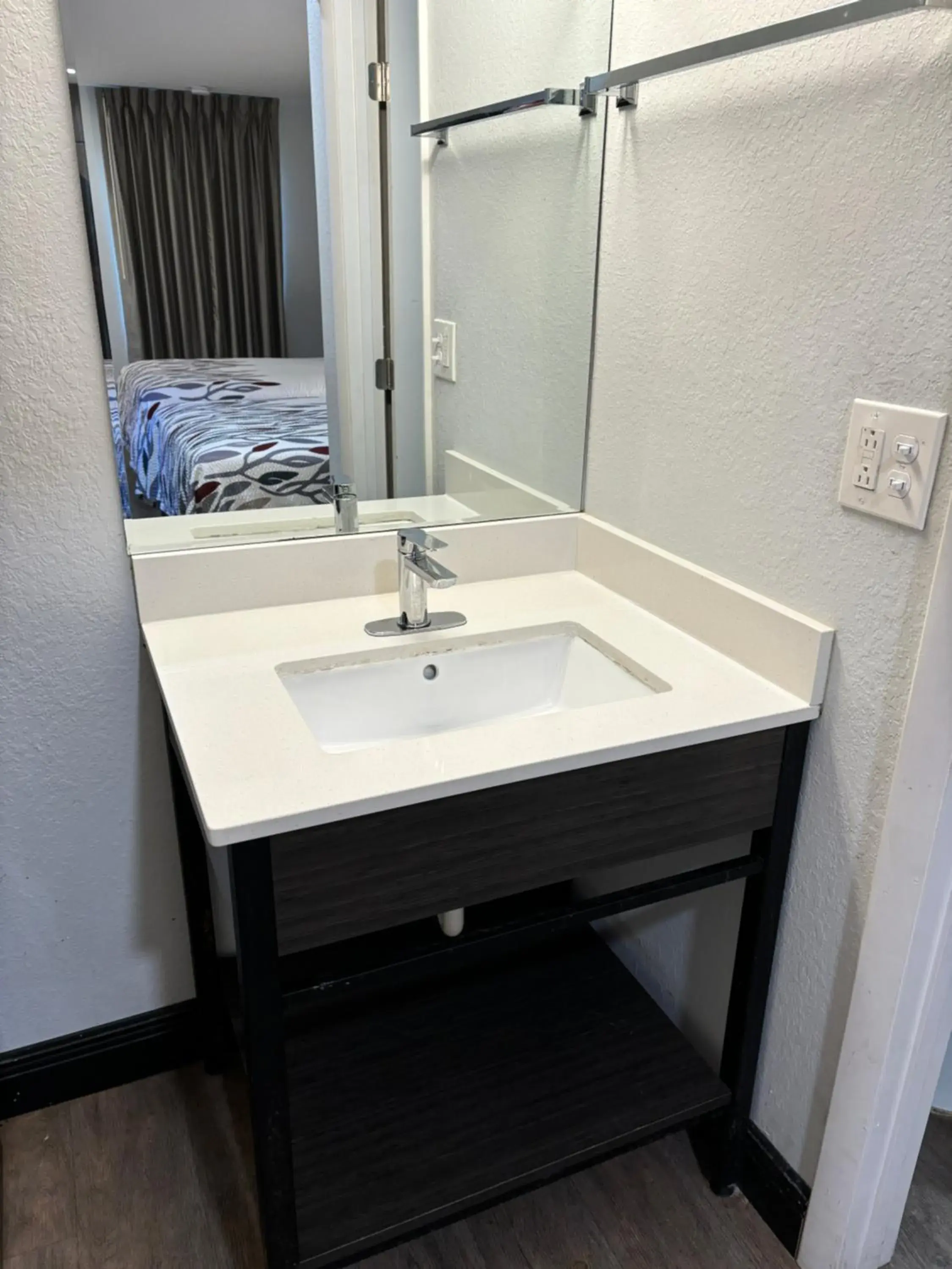 Superior King Room Smoking in Red Roof Inn Wildwood, FL - The Villages Superior King Room Smoking in Red Roof Inn Wildwood, FL - The Villages